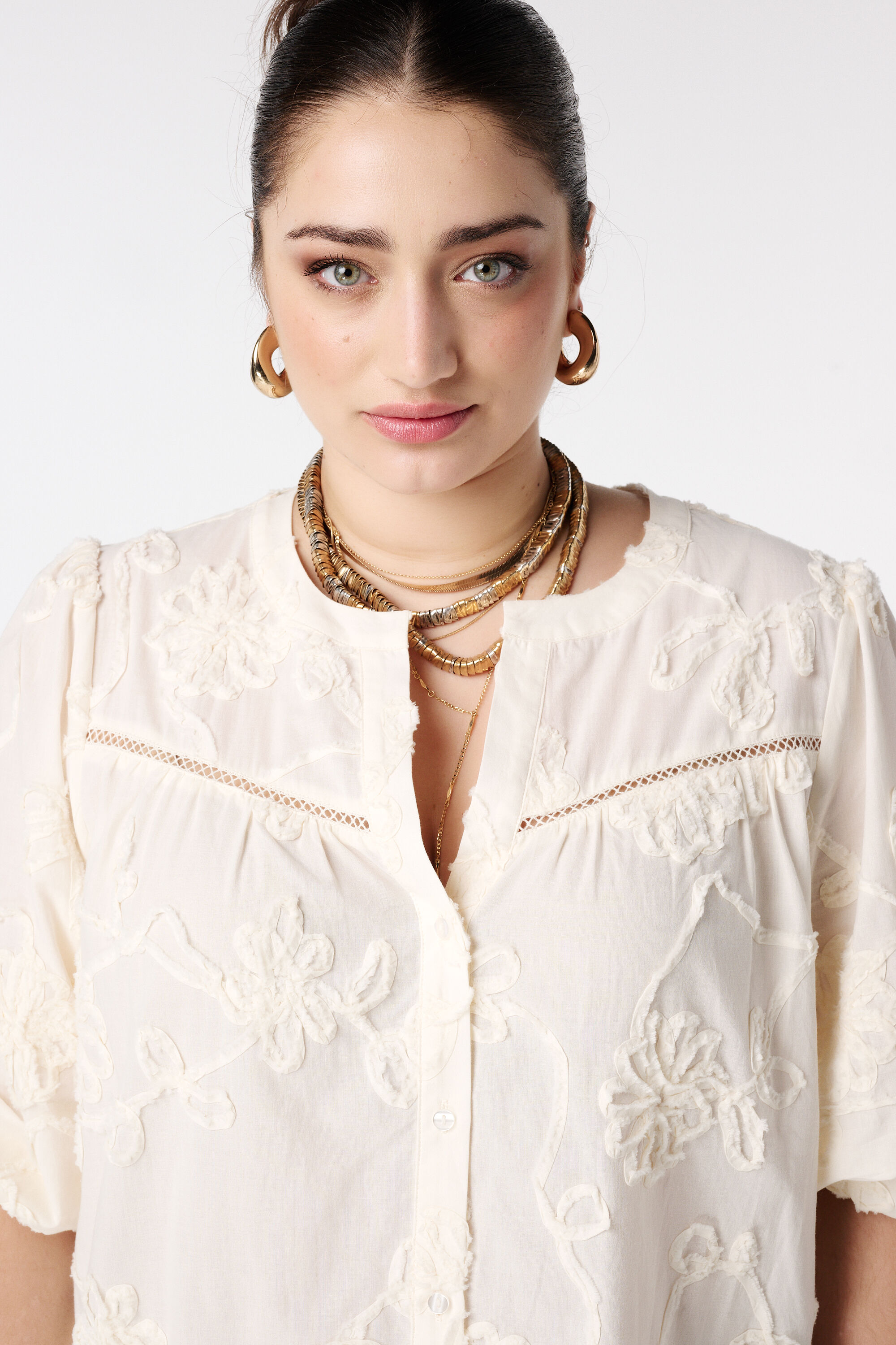 Blusa con flores bordadas image number 4