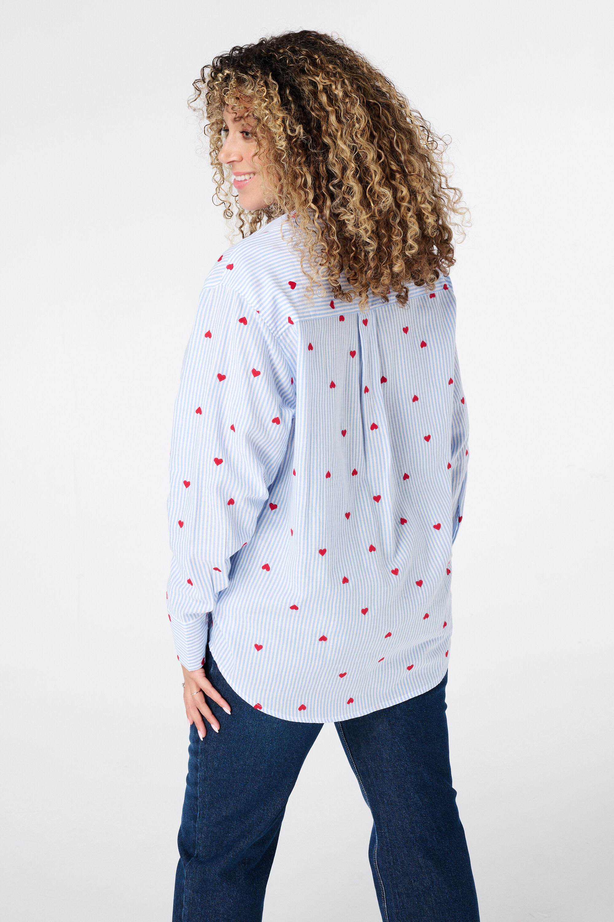 Blusa con rayas y corazones image number 3