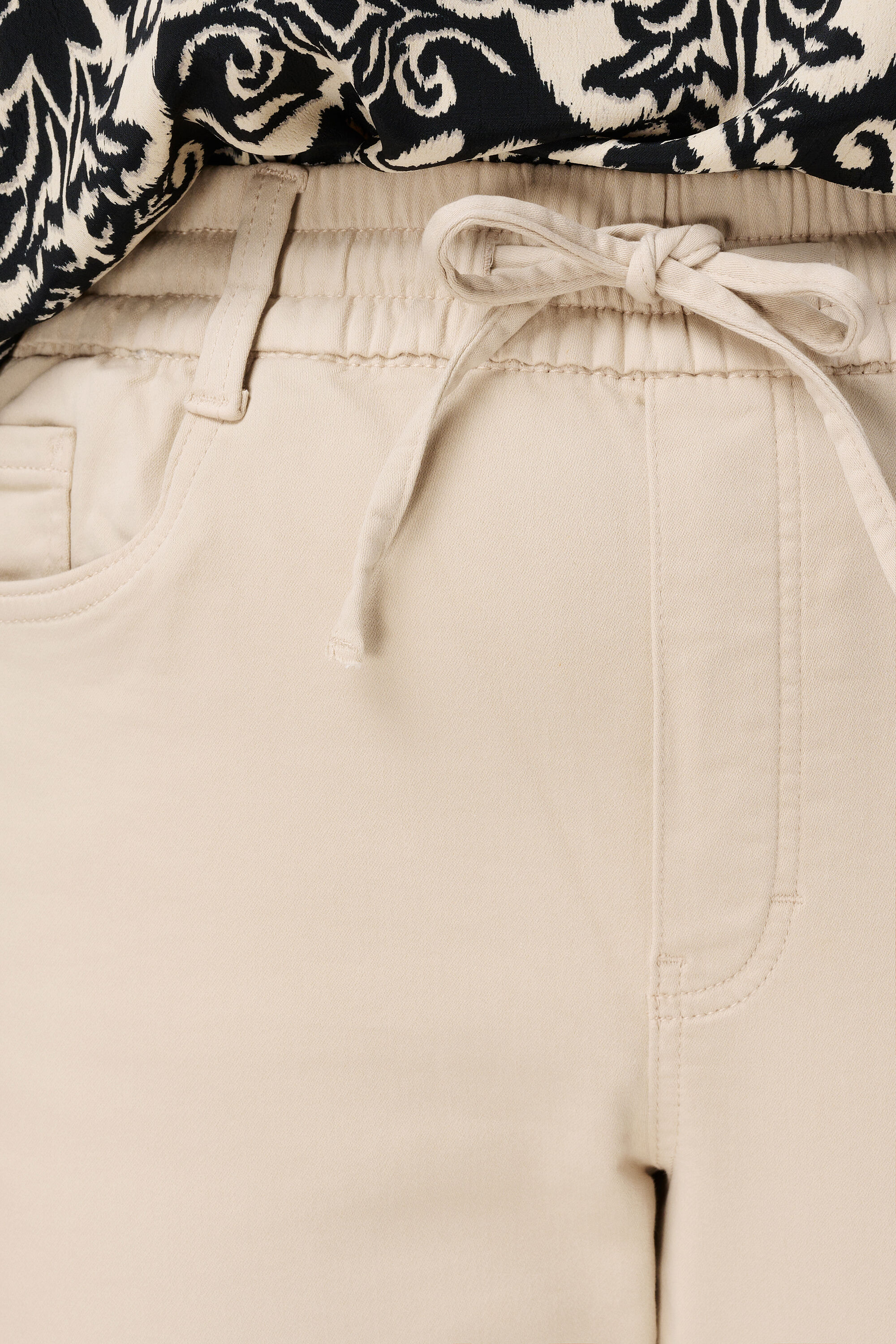 Pantal&oacute;n vaquero jogger image number 4