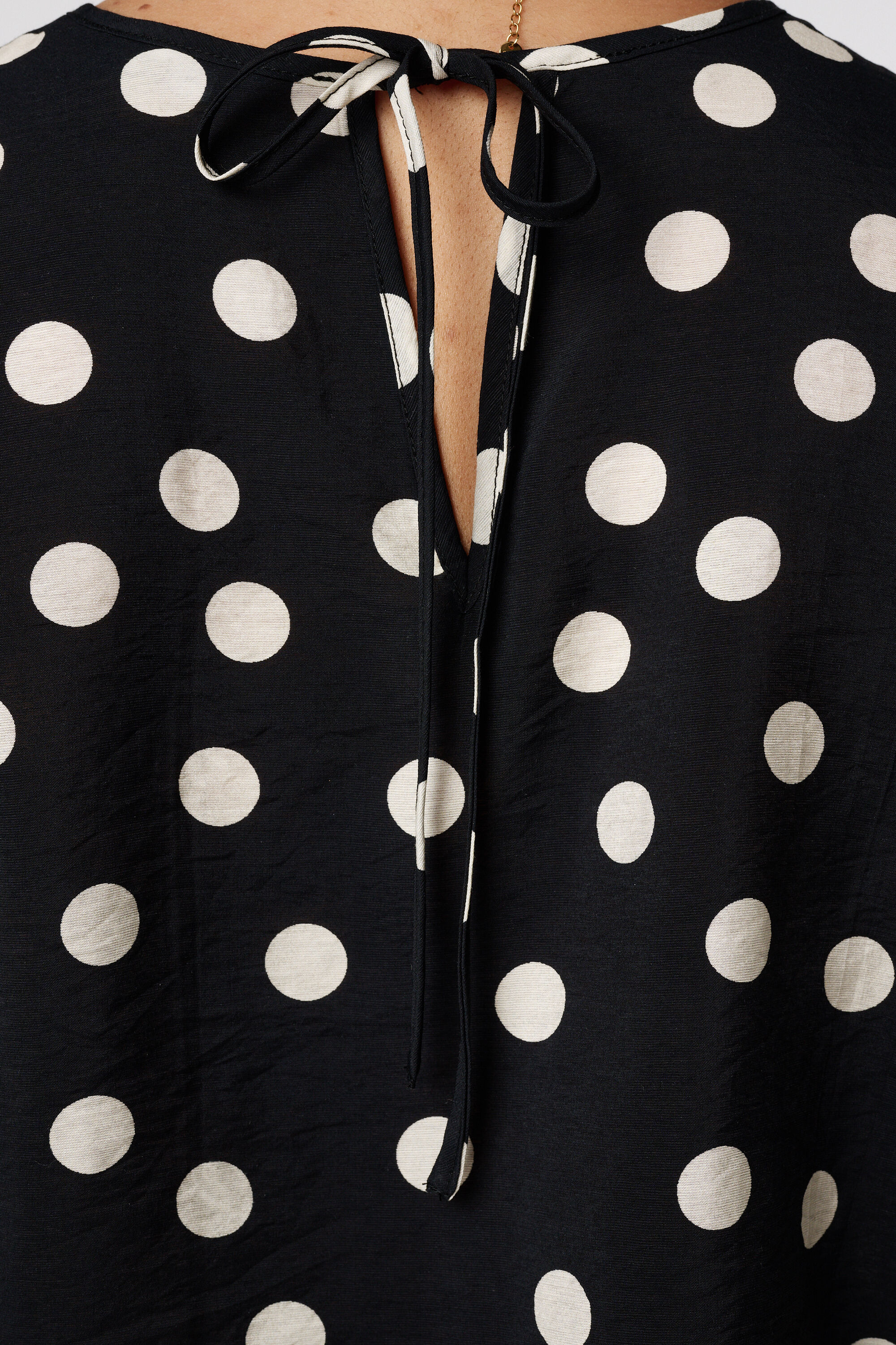 Blusa con lunares image number 6