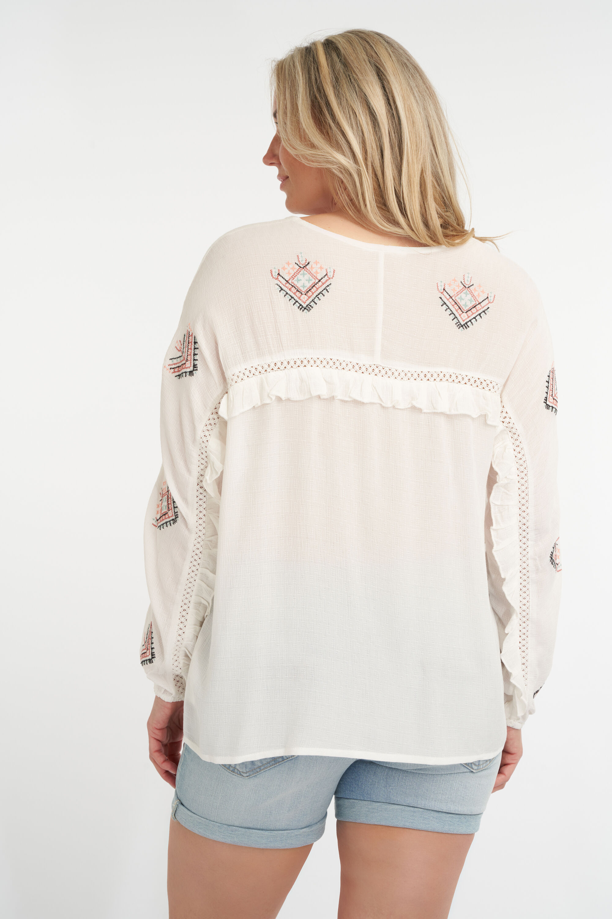 Blusa con bordados  image number 3