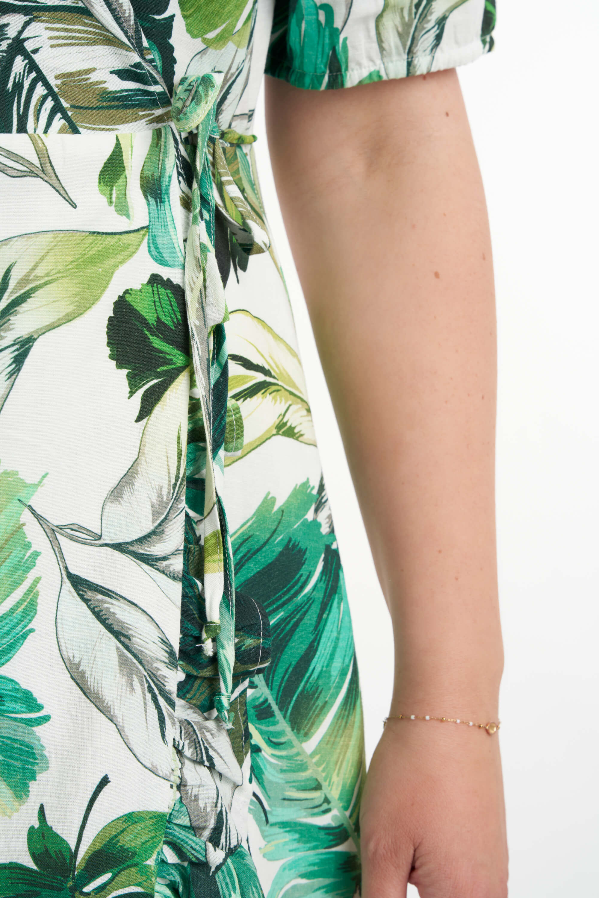 Vestido cruzado con estampado de hojas image number 5