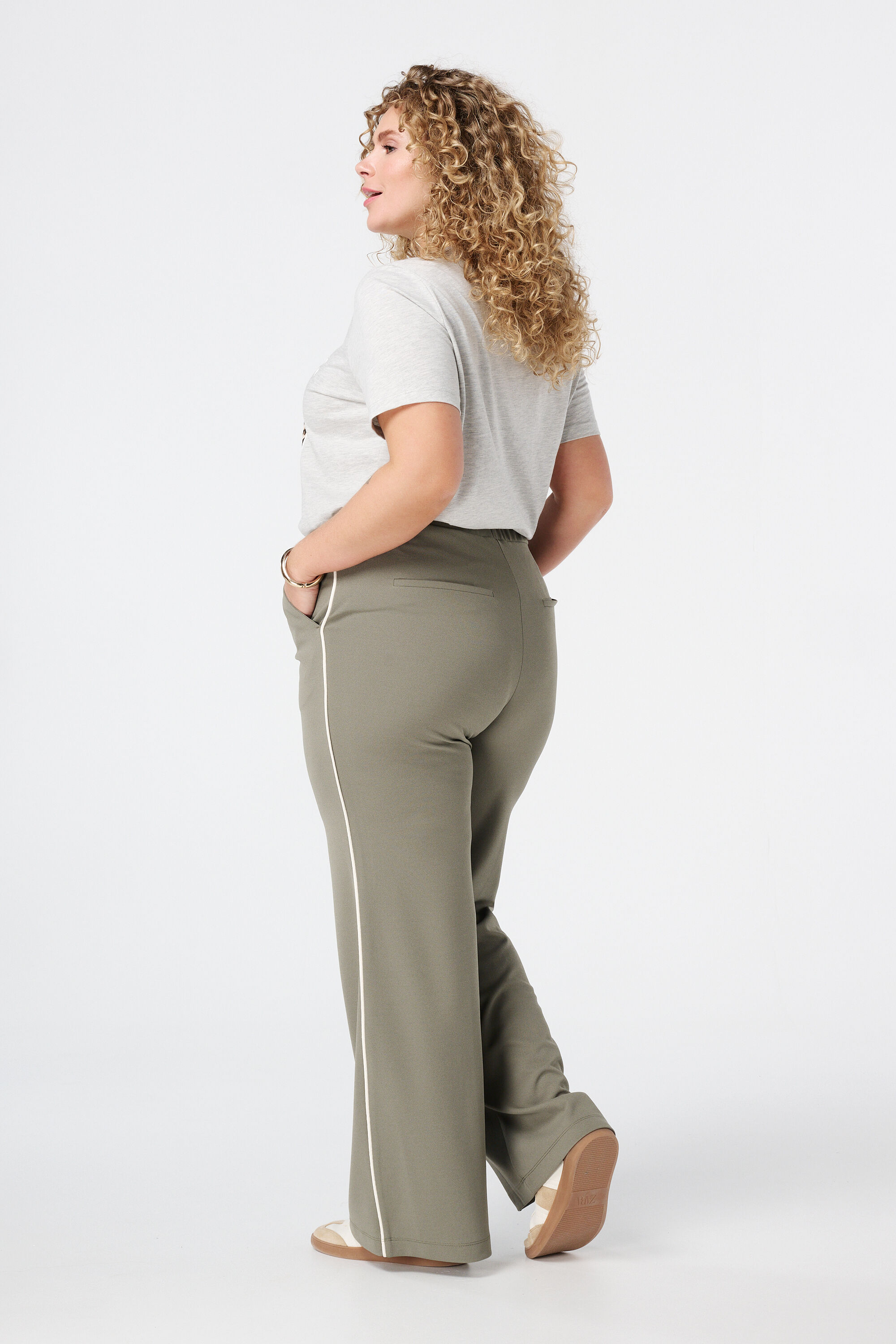 Vaqueros con pespuntes decorativos image number 3