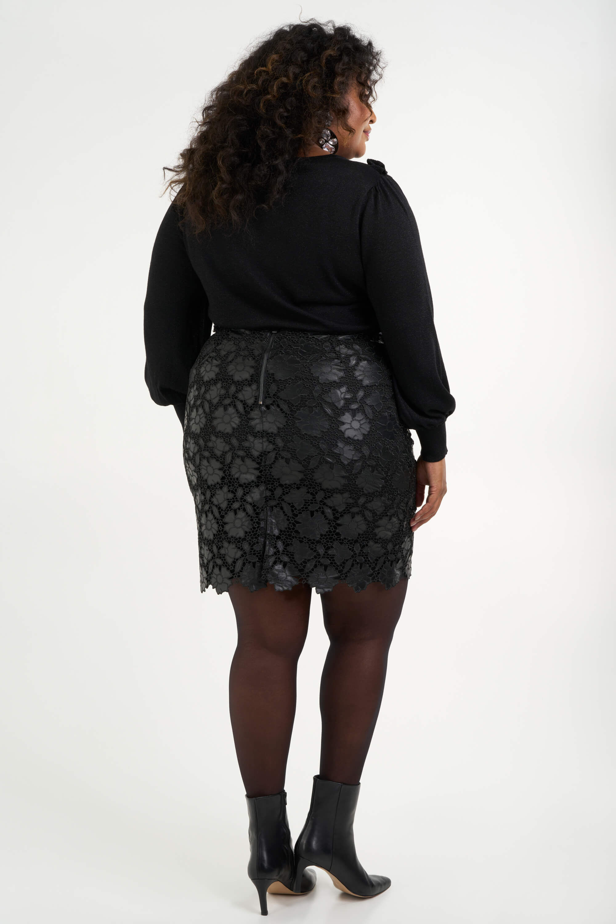 Falda de cuero sint&eacute;tico con encaje  image number 3