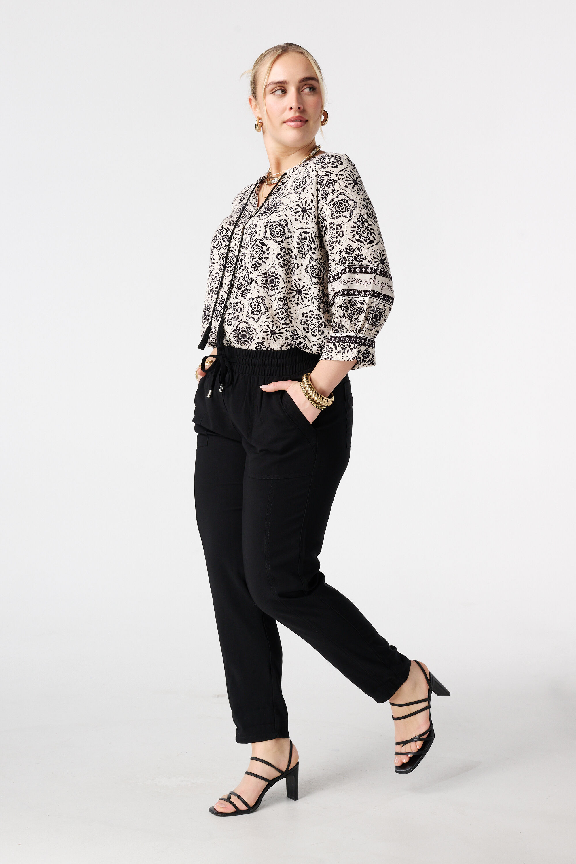 Blusa con cierre de botones image number 5