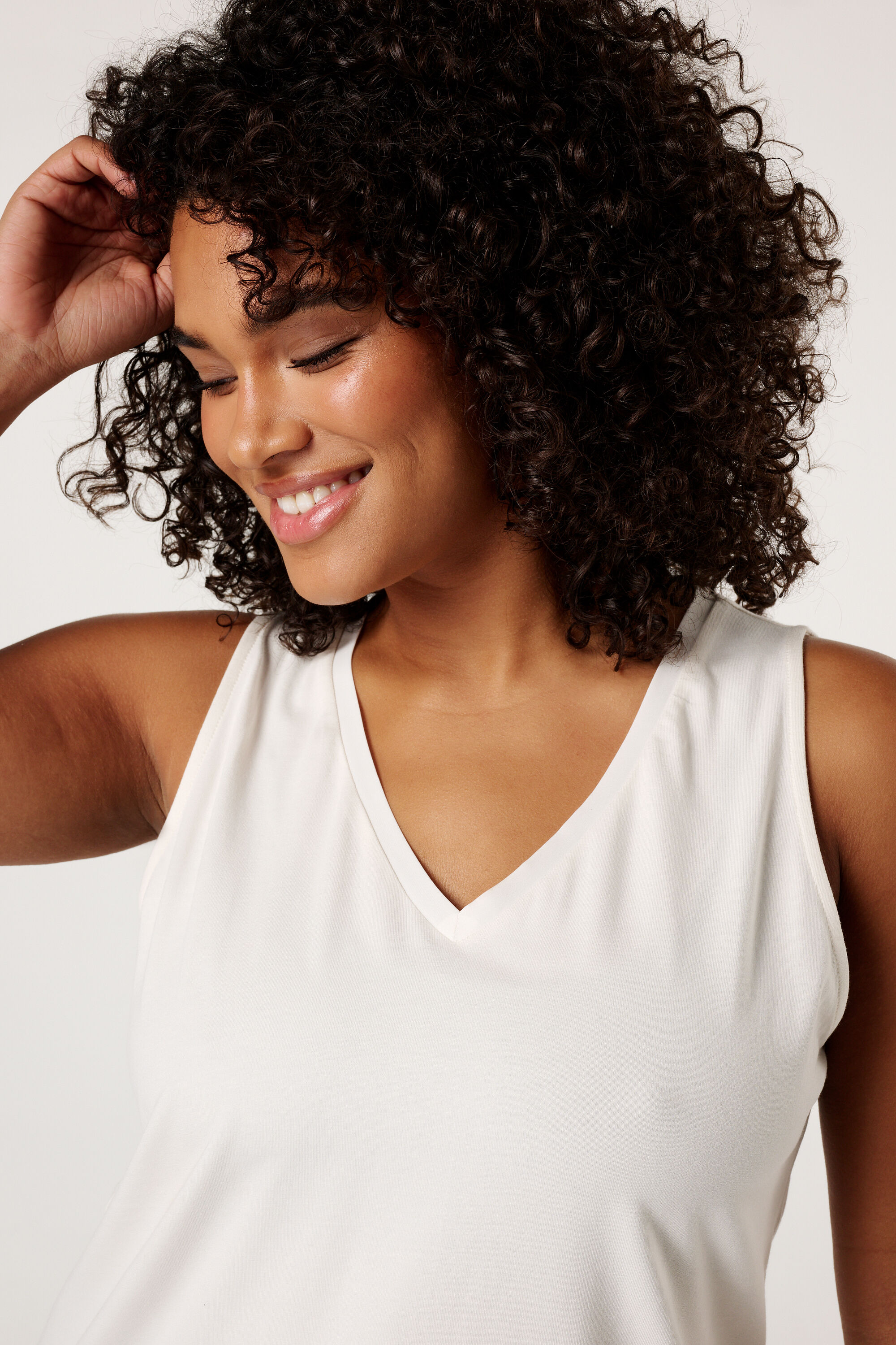 Top sin mangas con escote en V image number 4