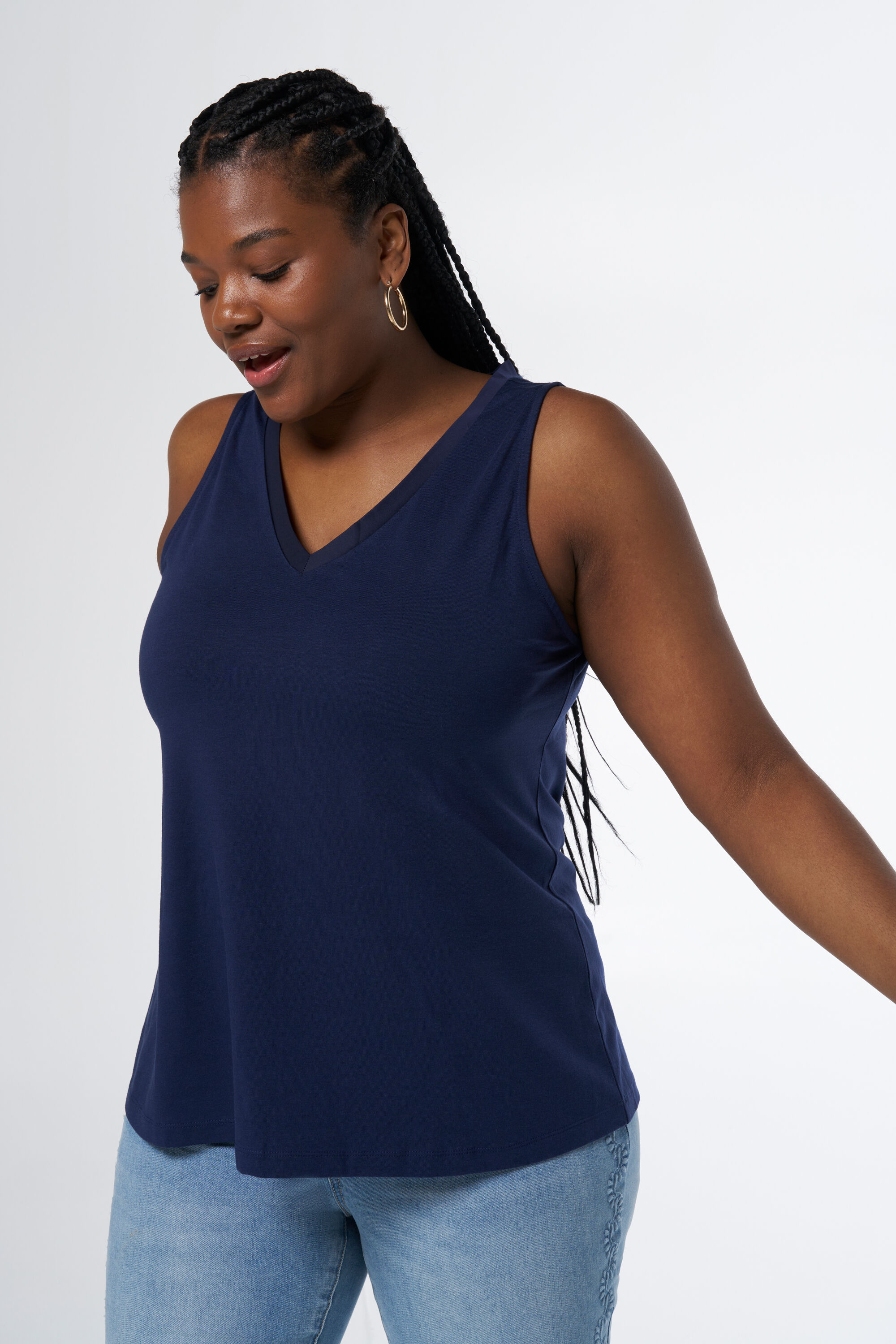 Top sin mangas con escote en V image number 4