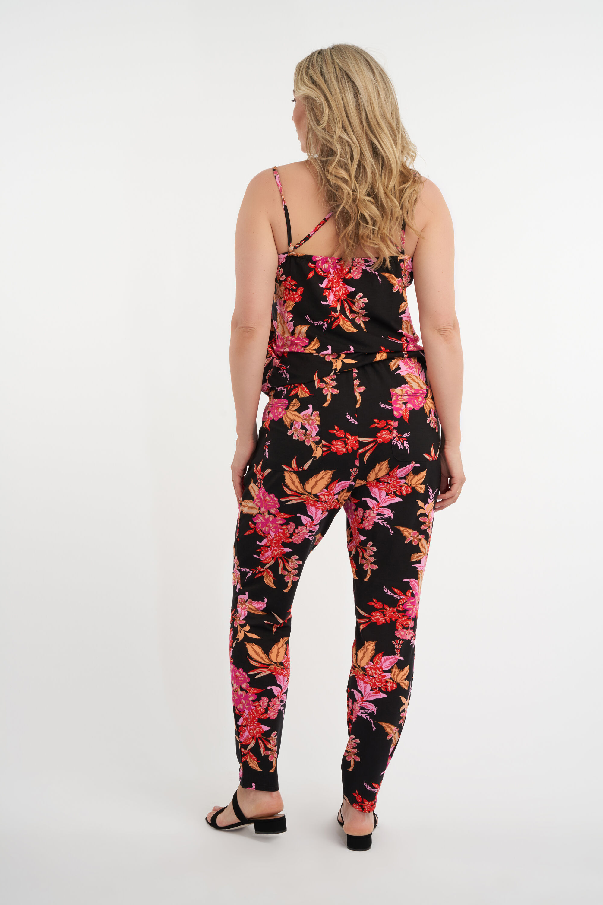 Pantalones holgados  image number 4