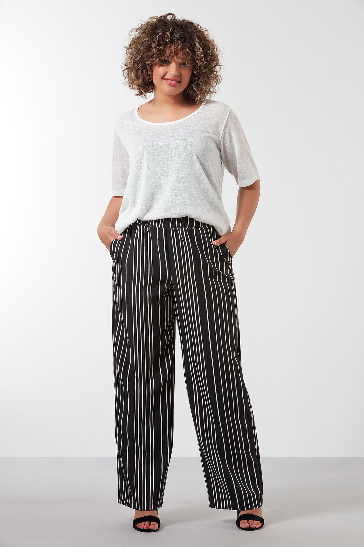 Pantalones anchos de rayas  image number 4