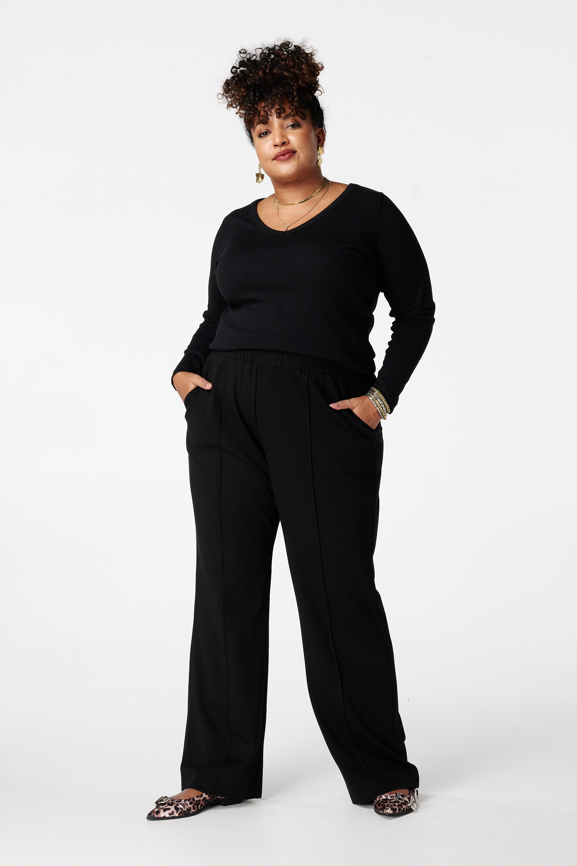 Pantal&oacute;n ancho con costuras decorativas