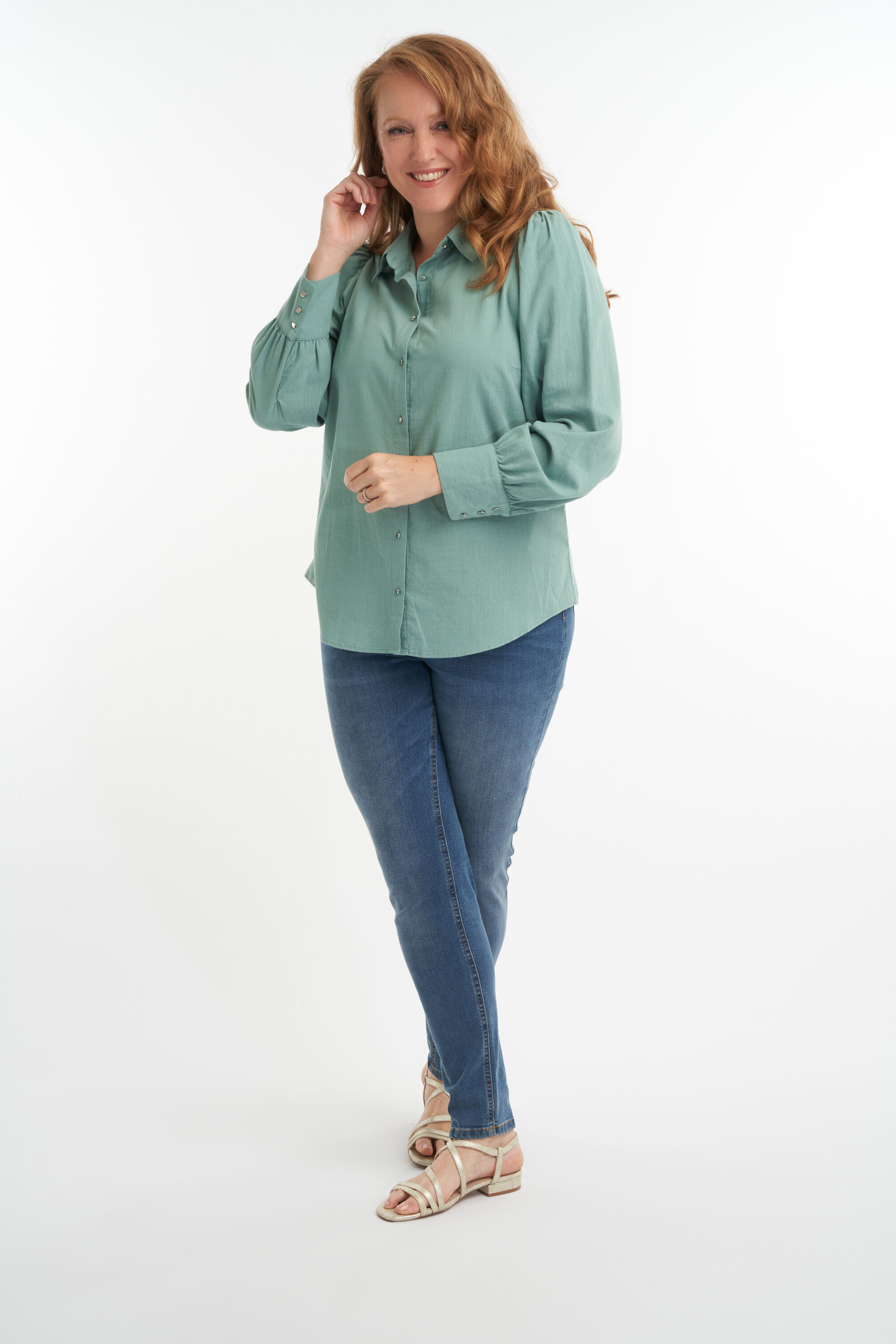 Blusa con mangas abullonadas image number 6