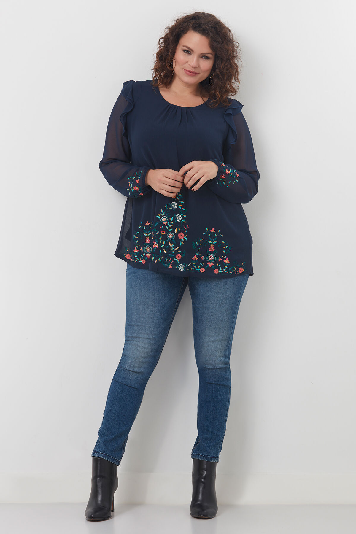 Blusa con bordados image number 3