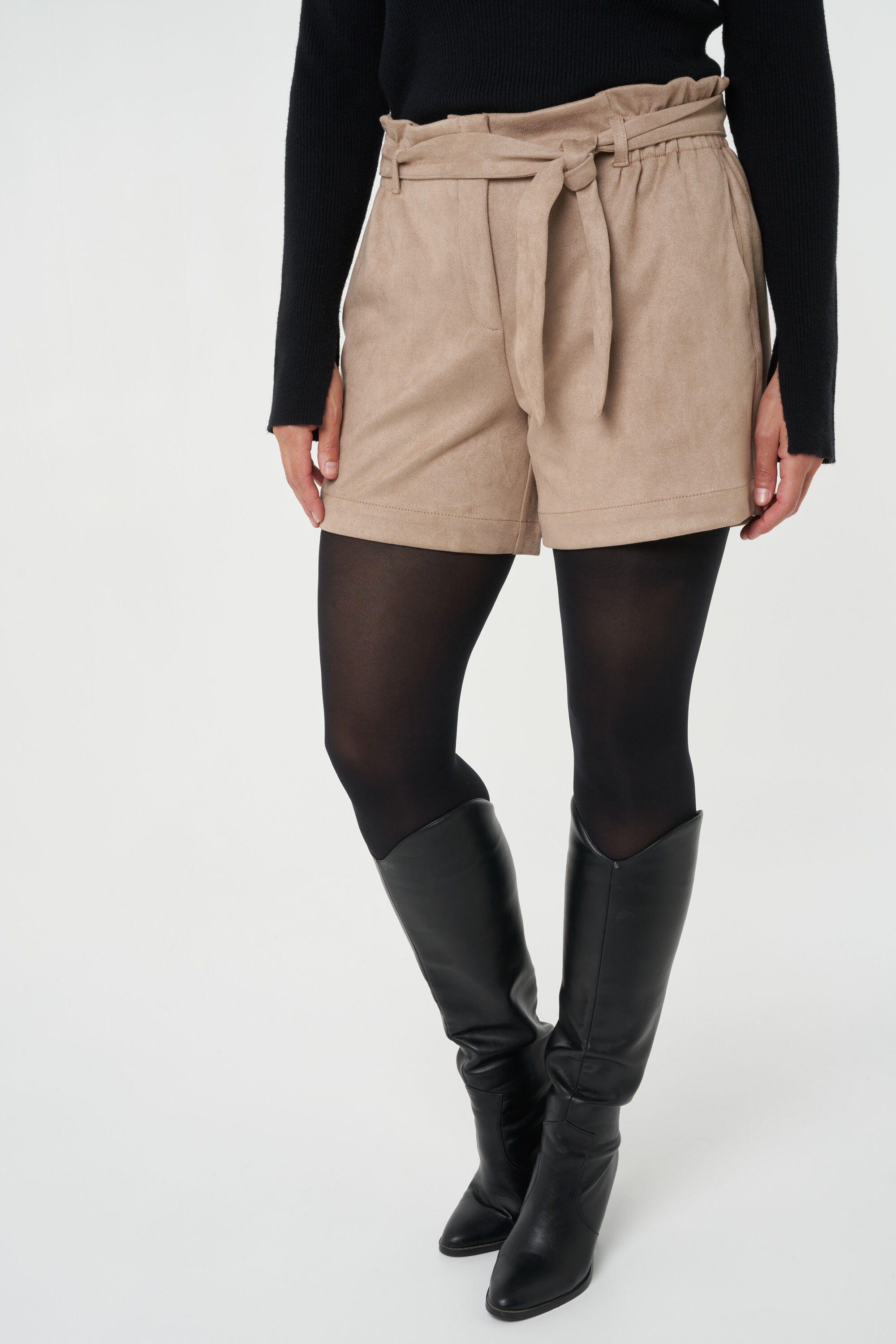 Shorts de imitaci&oacute;n ante con cintur&oacute;n image number 6