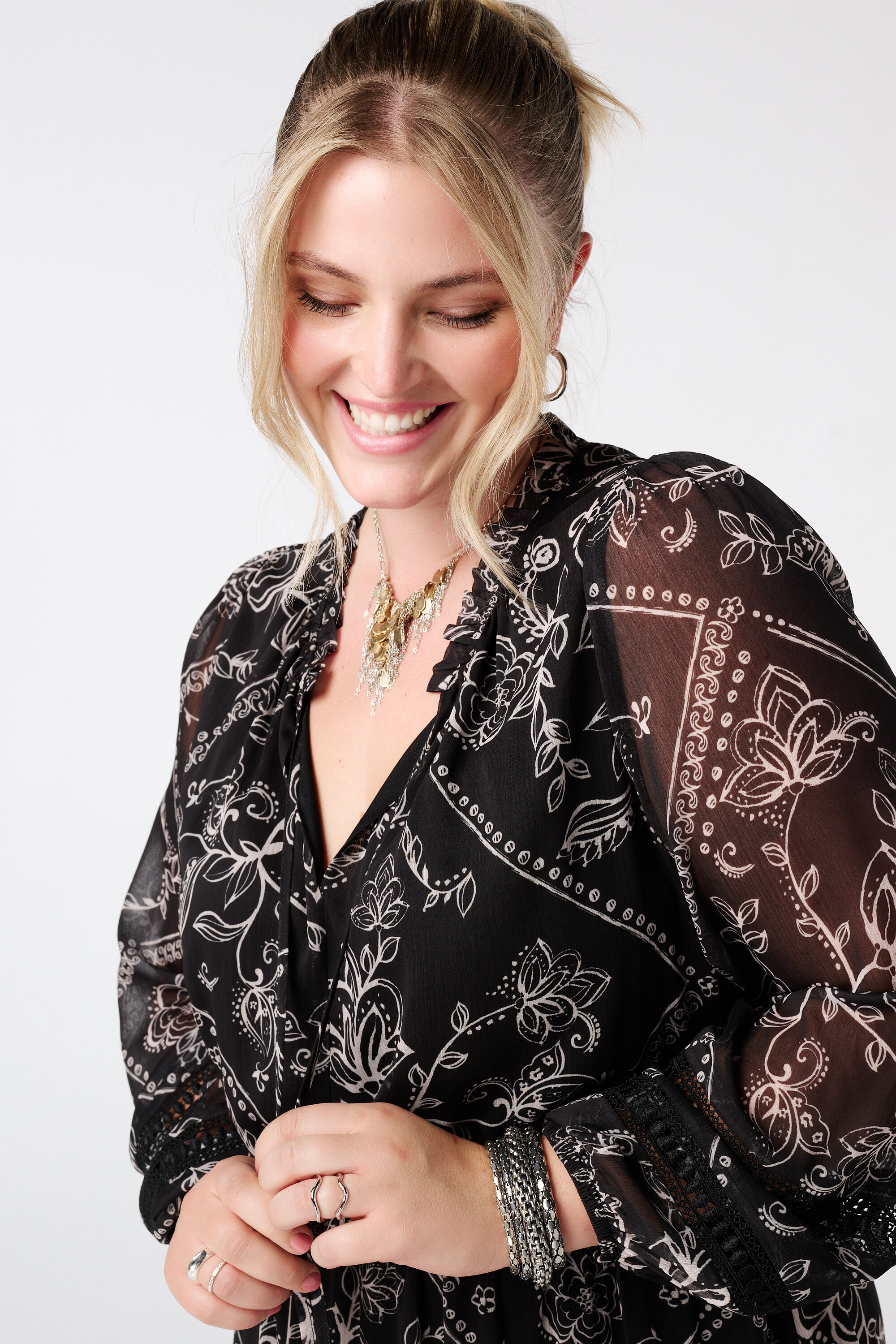 Vestido con estampado y detalles bordados image number 4