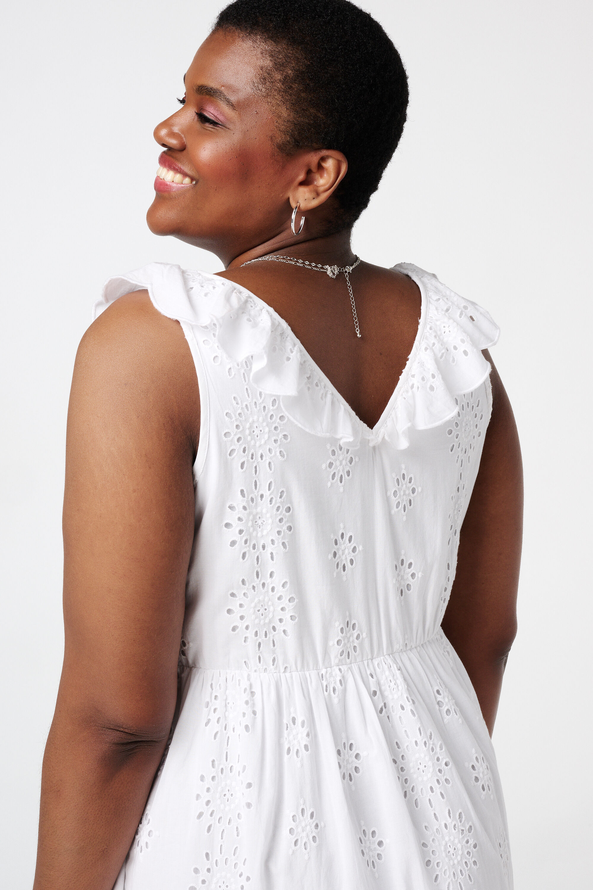 Vestido con patr&oacute;n bordado image number 4