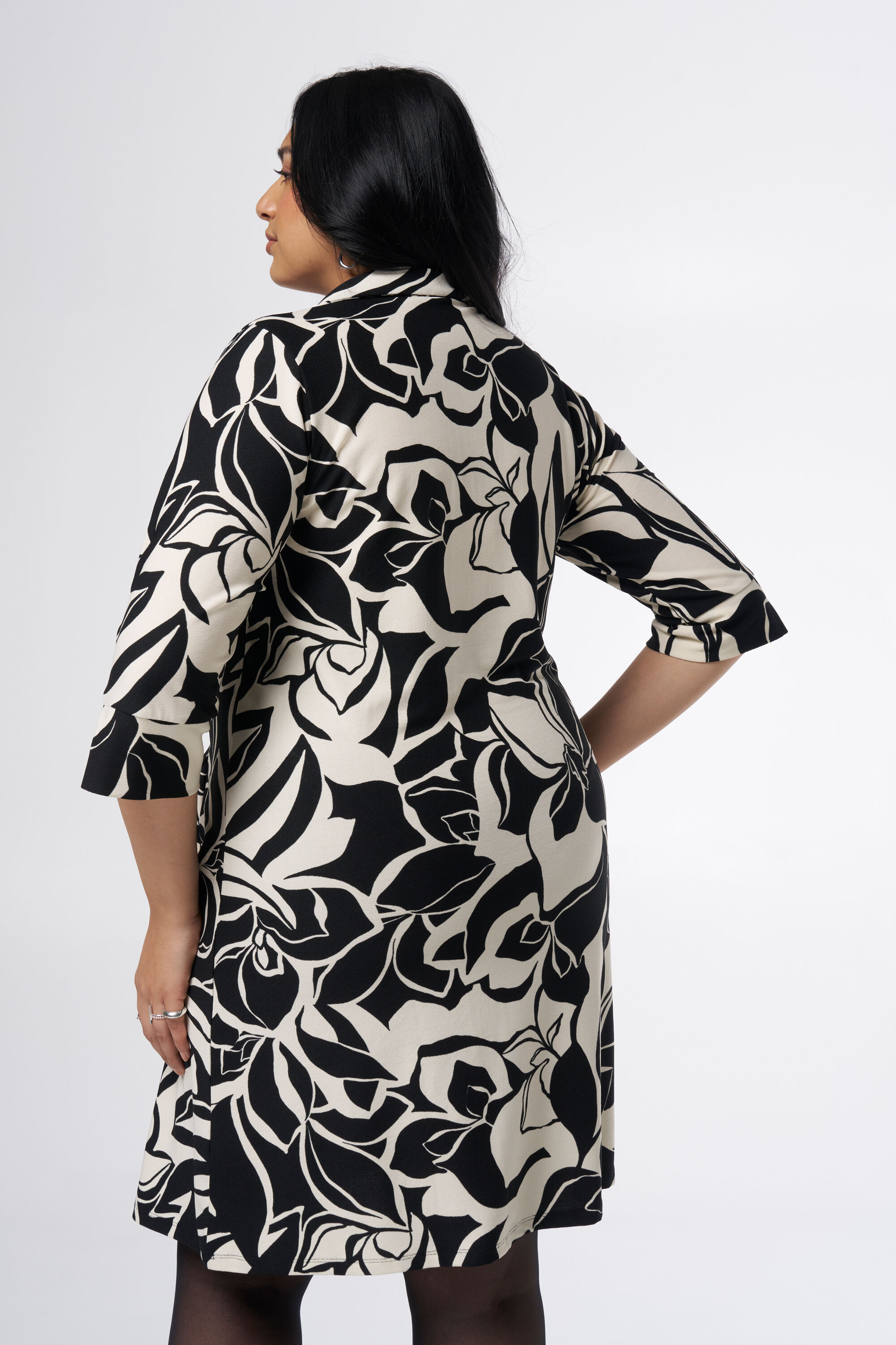 Vestido con bolsillos y estampado image number 3