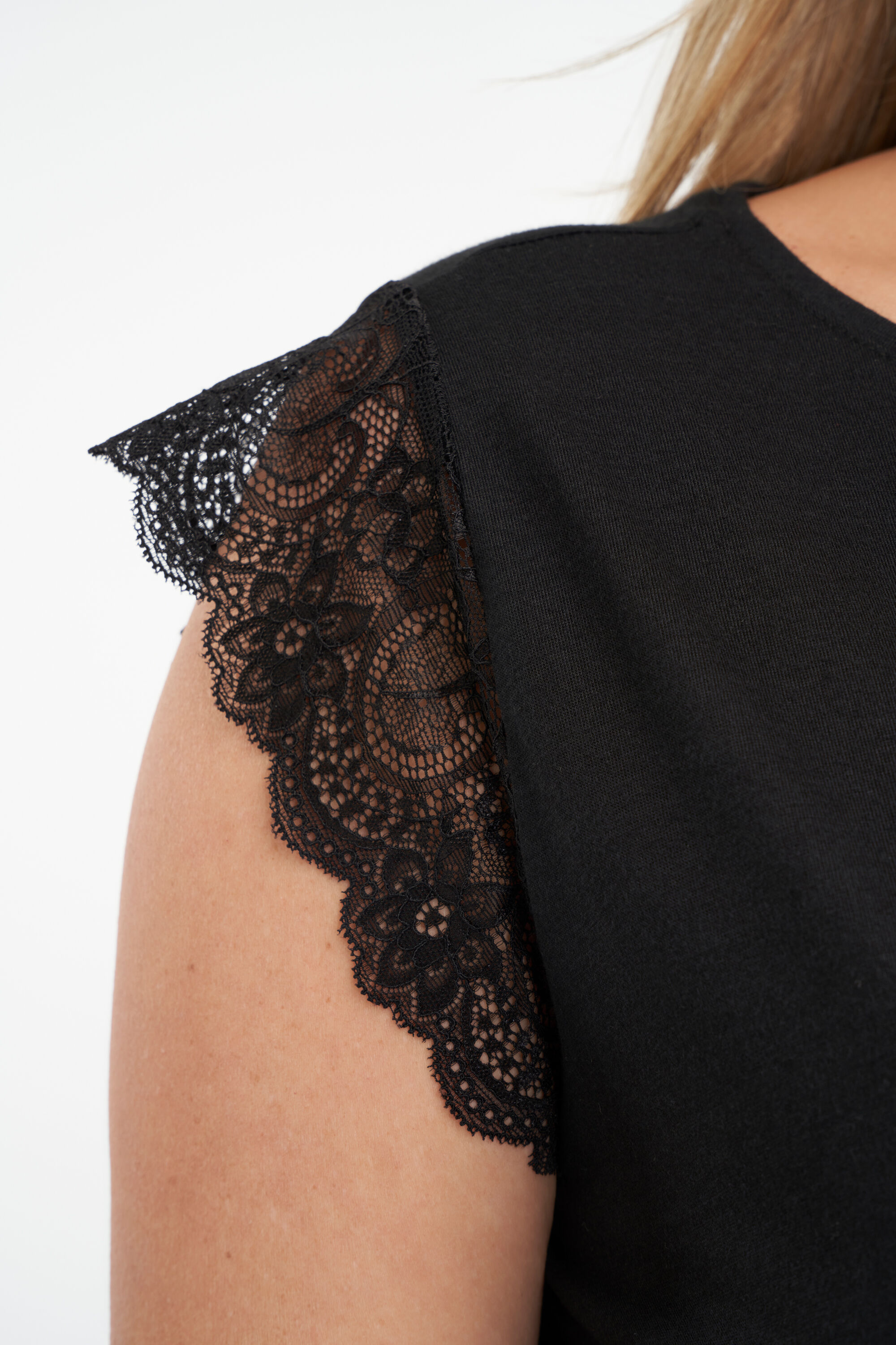 Camis&oacute;n con detalles de encaje image number 6