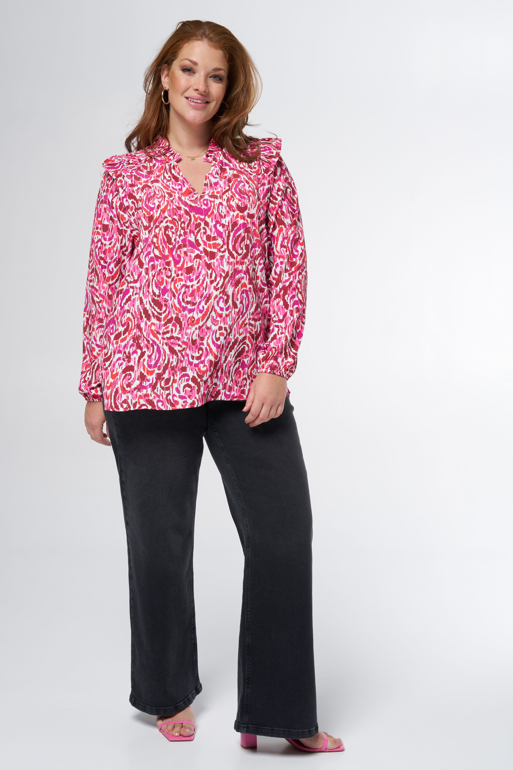 Blusa con un bonito estampado y detalles en el hombro image number 5