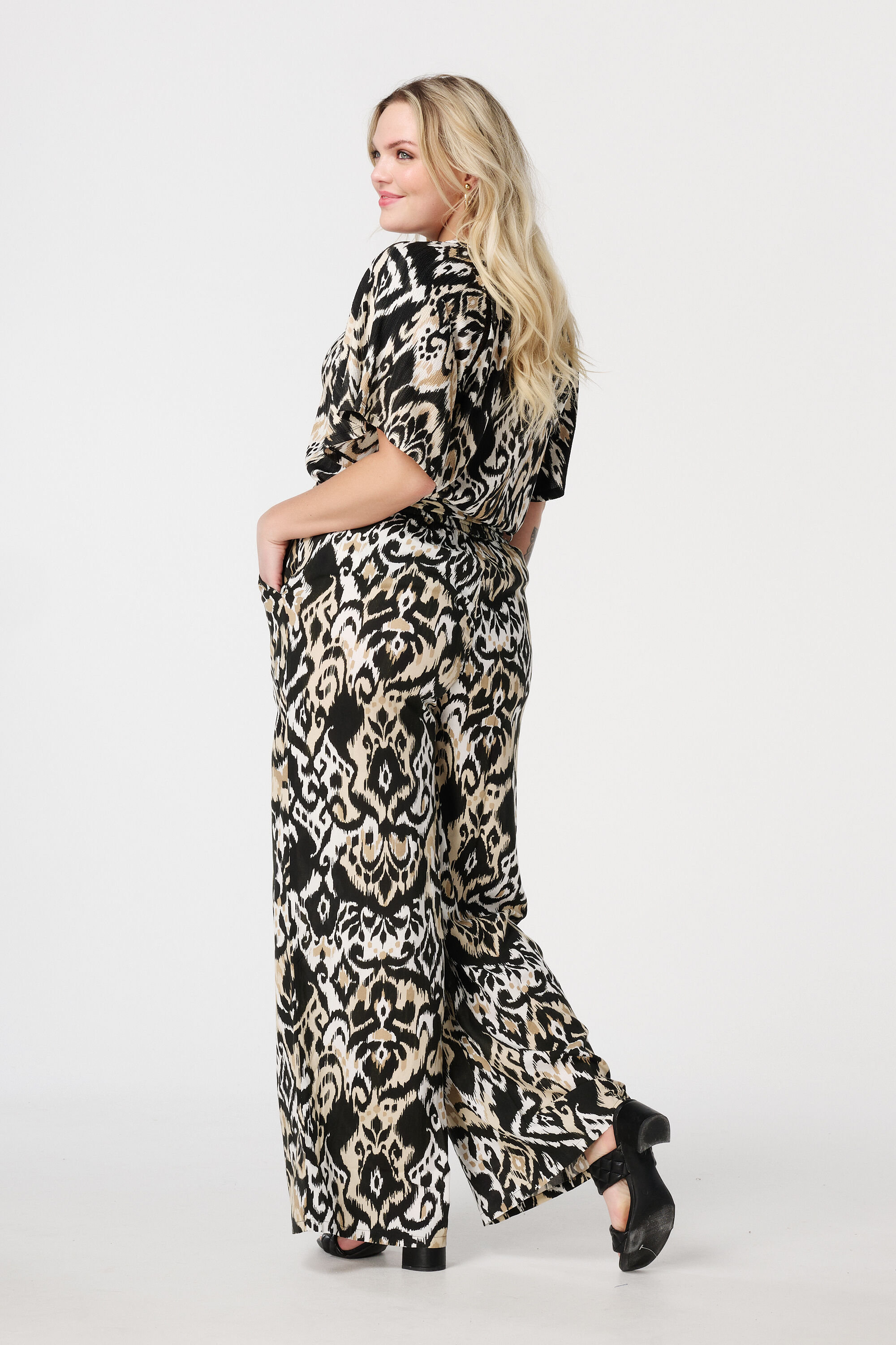 Pantalones con una cintura el&aacute;stica image number 3