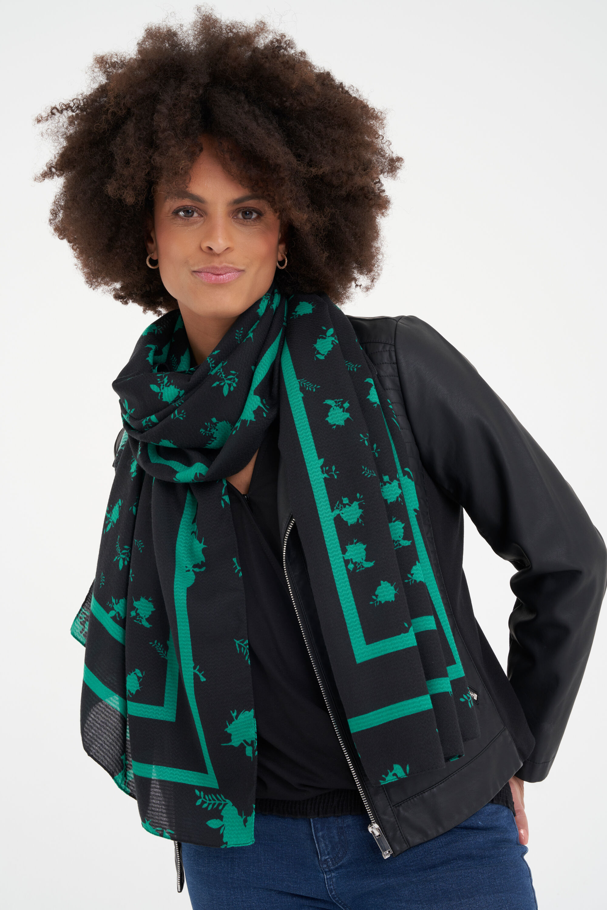 Bufanda con estampado  image number 2