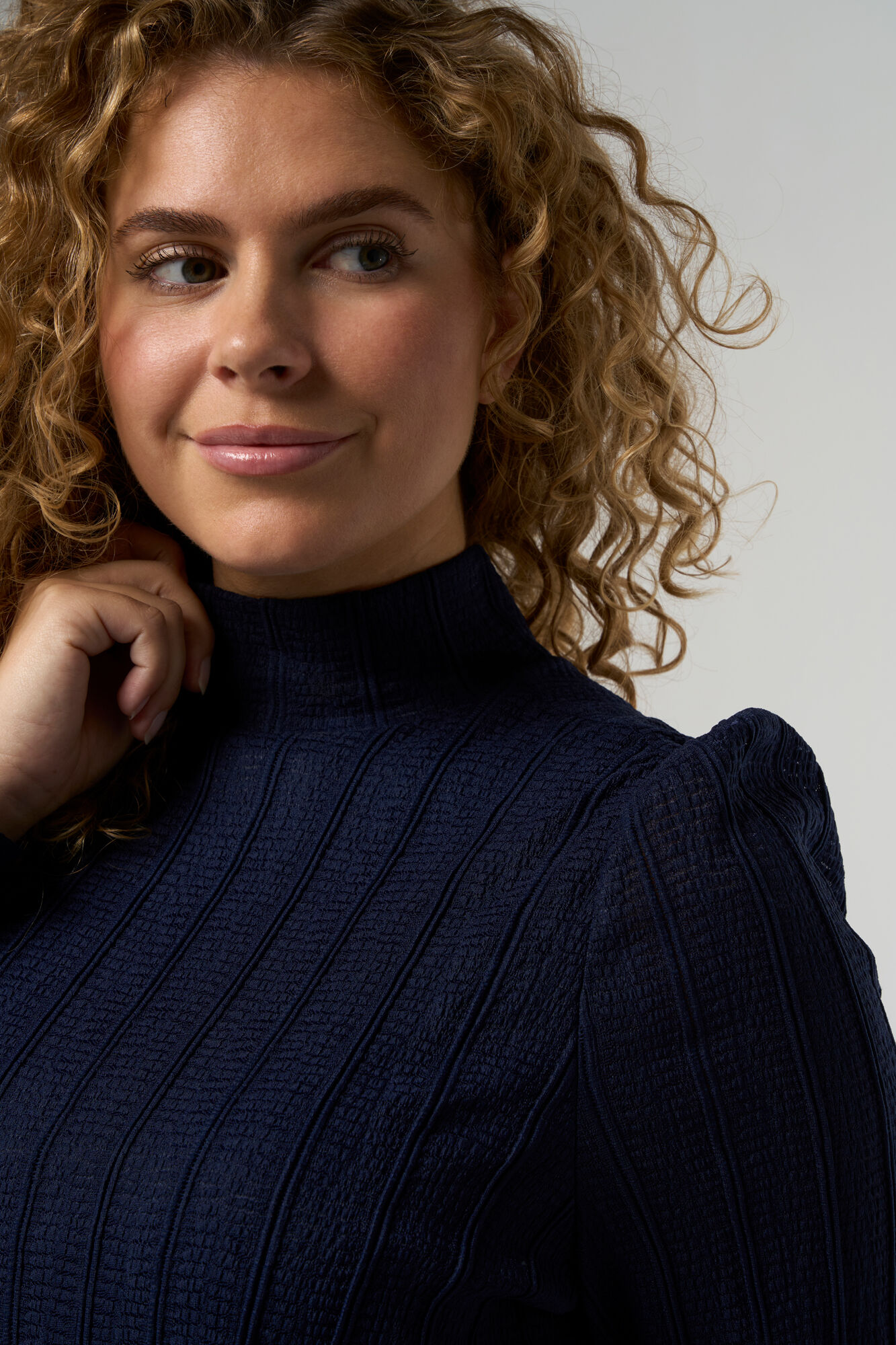 Top con cuello vuelto y estructura image number 4