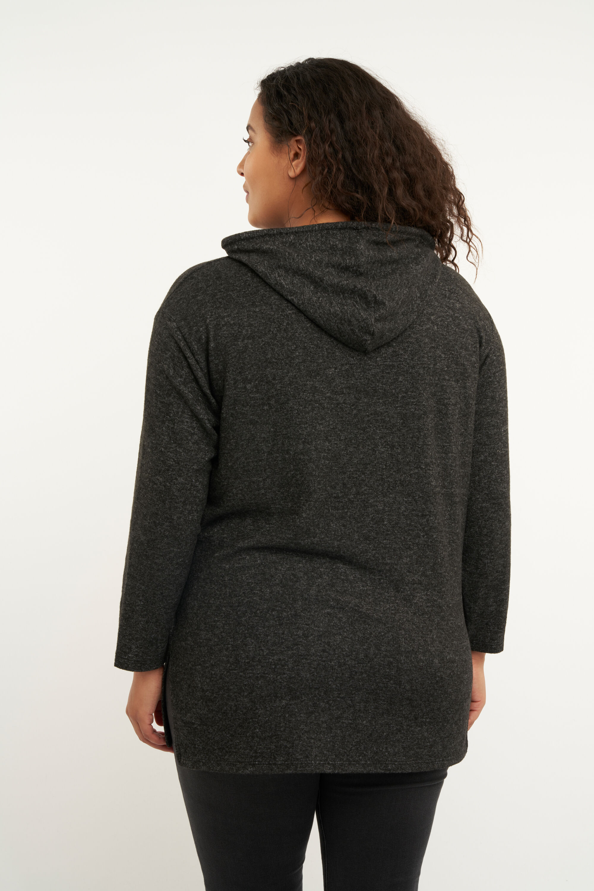 Su&eacute;ter con capucha  image number 3