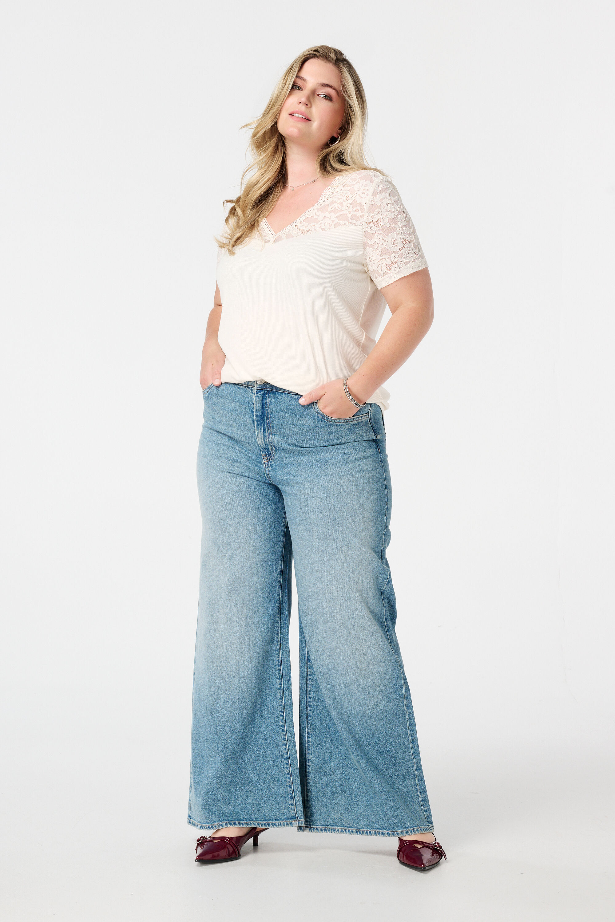 Camiseta de canal&eacute; con encaje image number 5