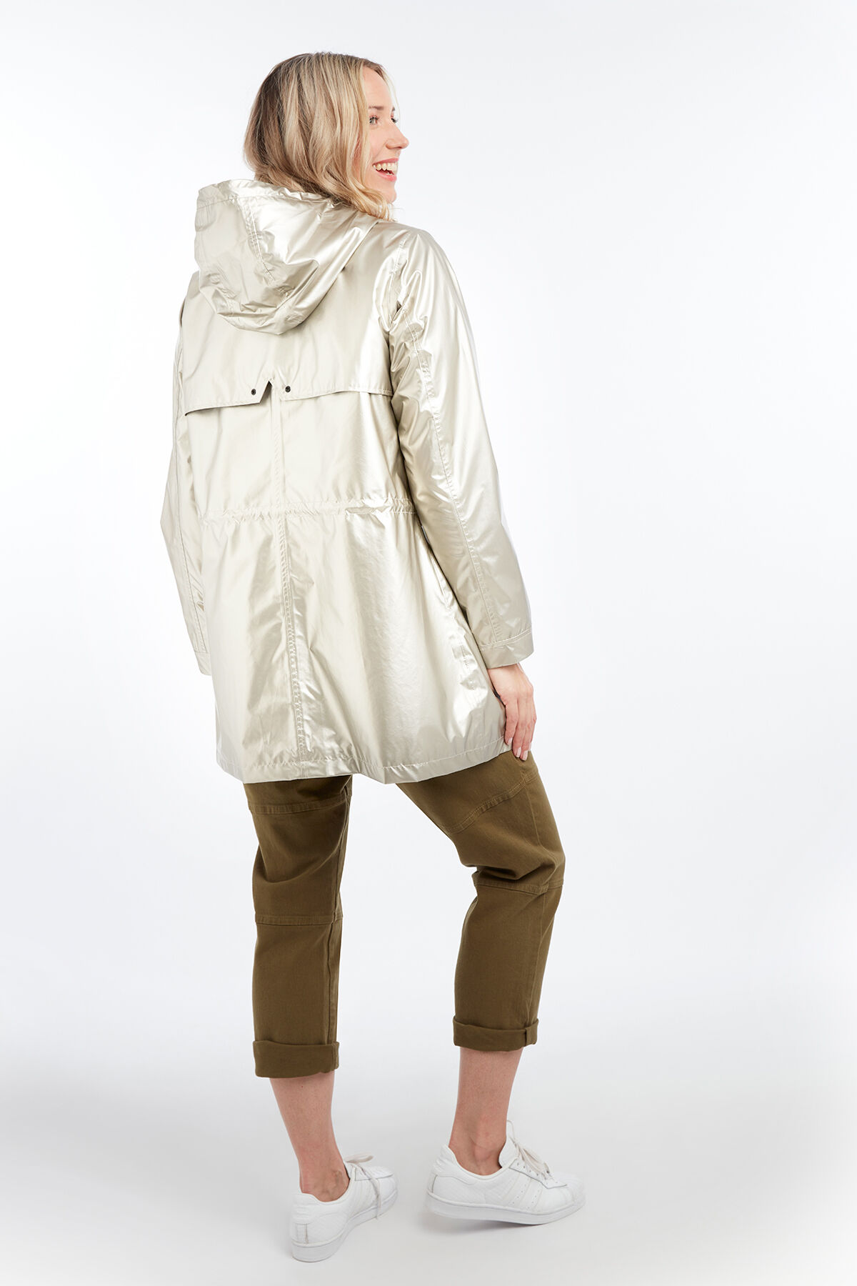 Chubasquero plateado met&aacute;lico image number 4