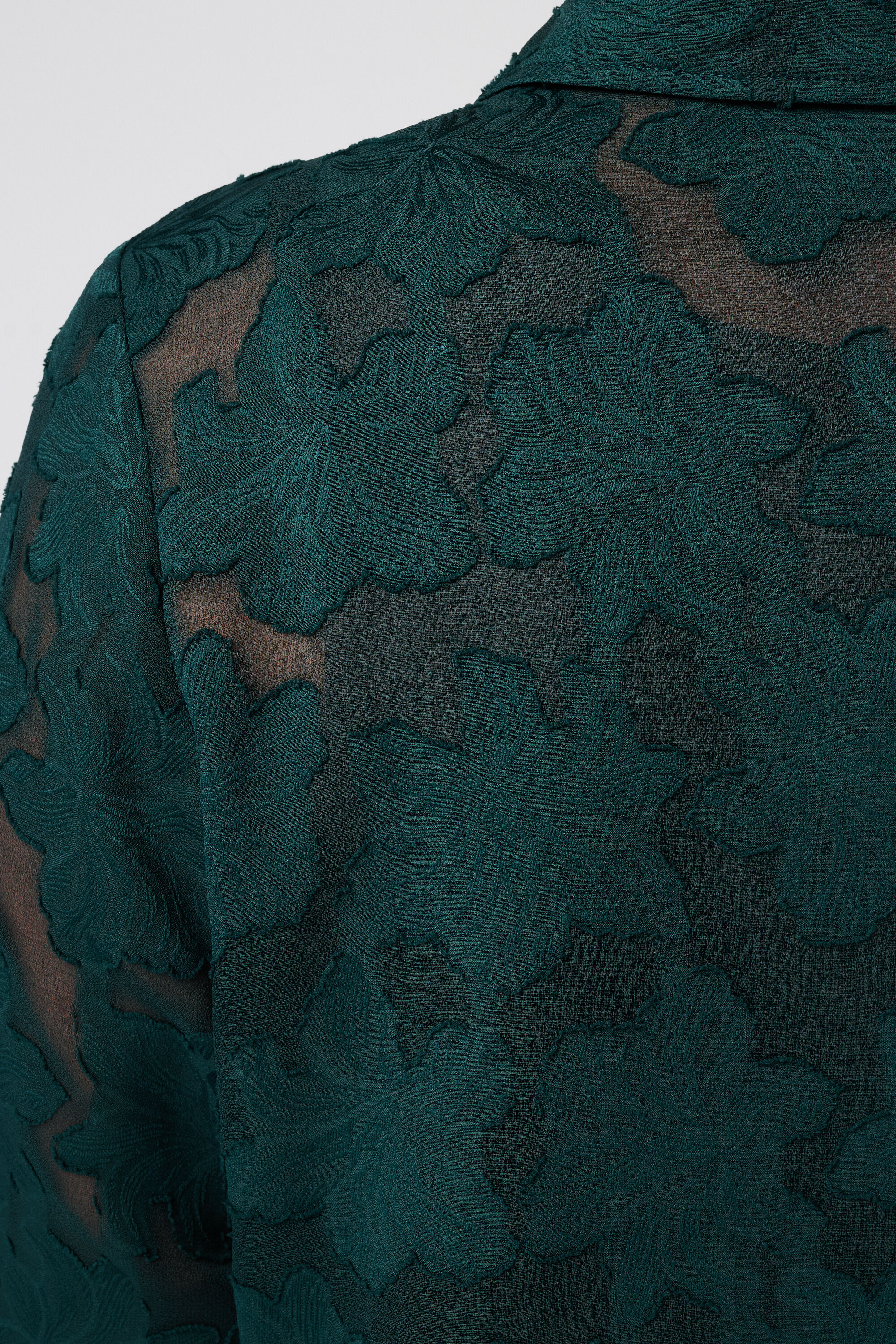 Blusa transl&uacute;cida con textura floral image number 6
