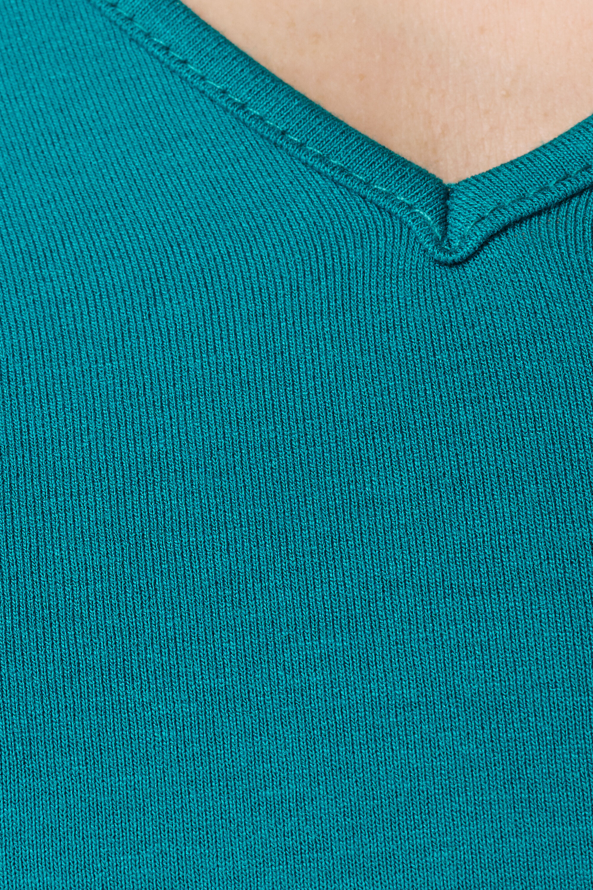 Camiseta con escote en V image number 4