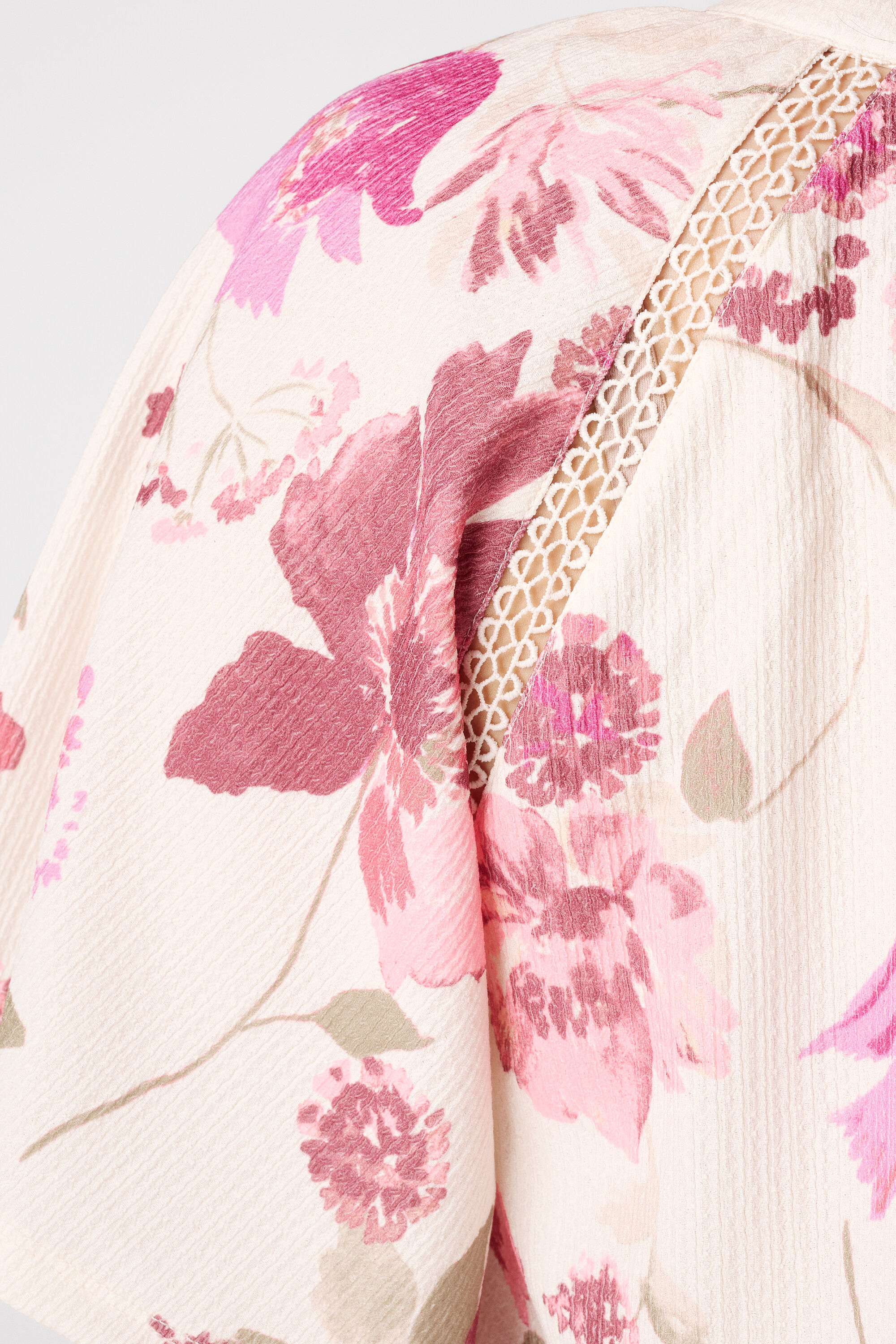 Top con mangas mariposa image number 6