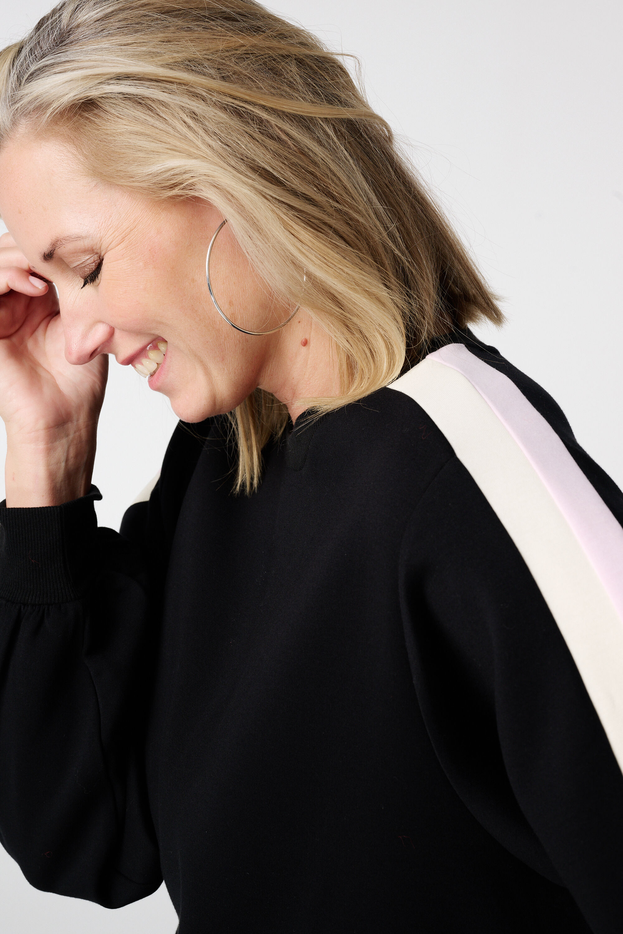 Su&eacute;ter con mangas globo y rayas deportivas image number 4