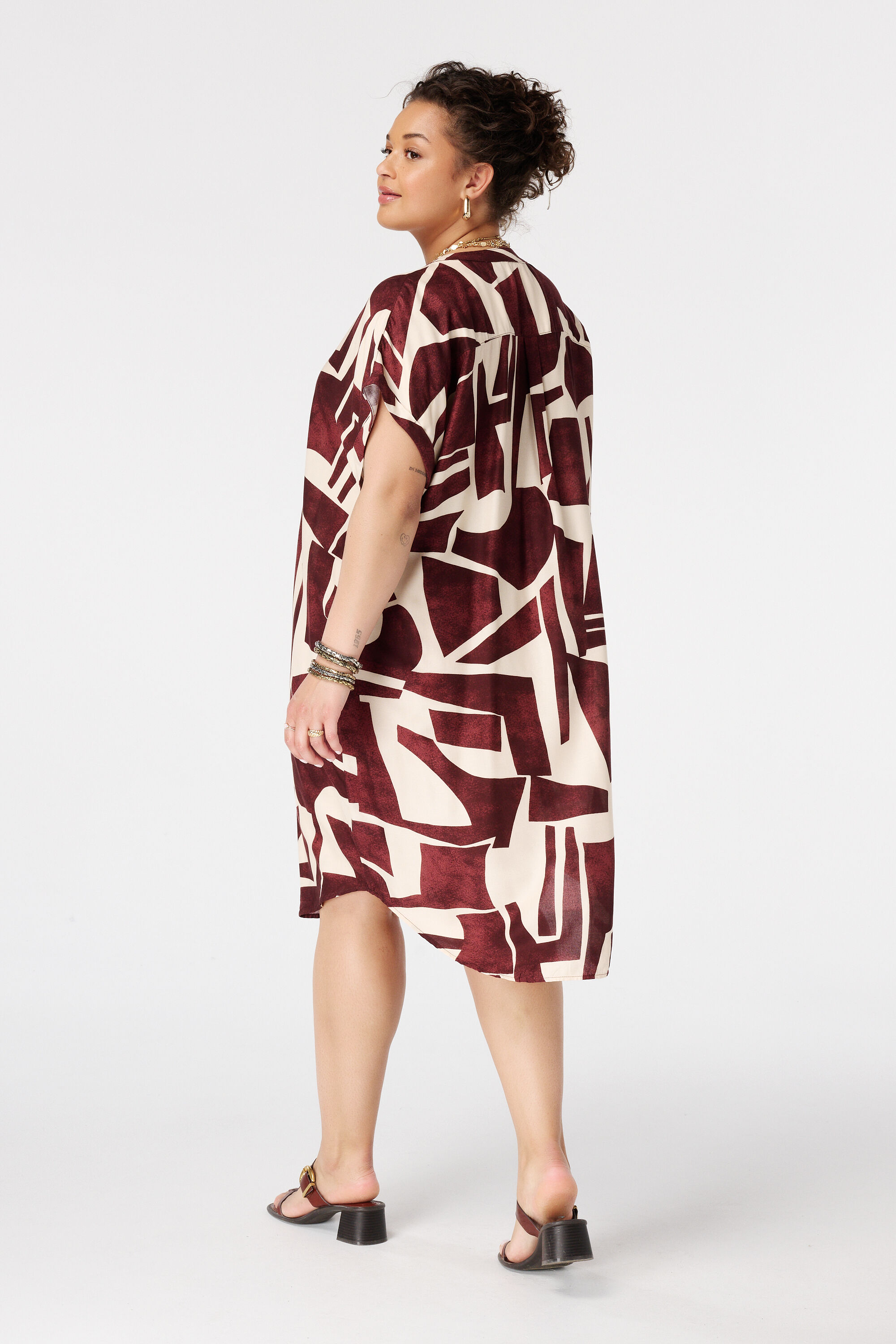 Vestido con escote en V image number 3