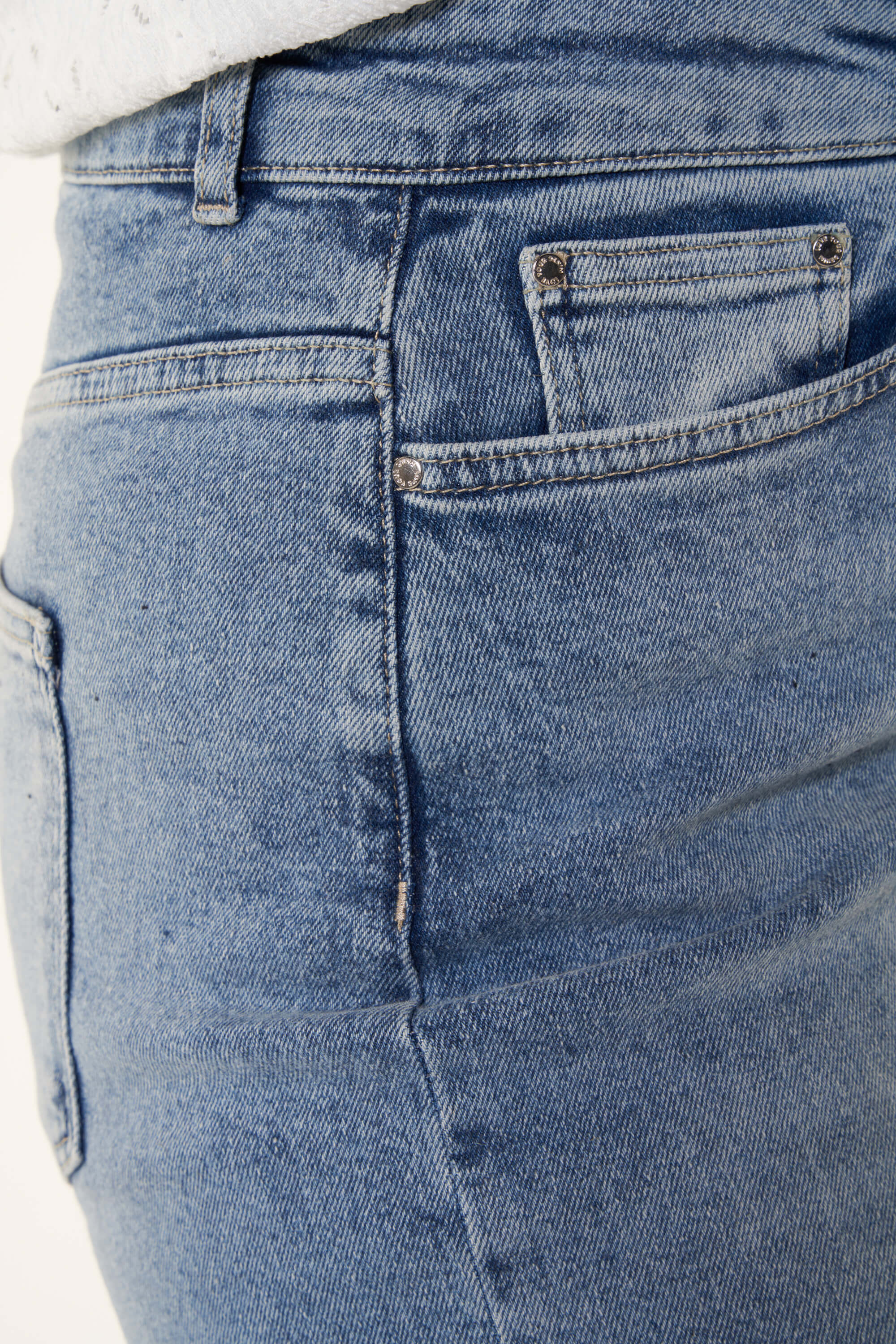 Vaqueros con pernera ancha image number 4