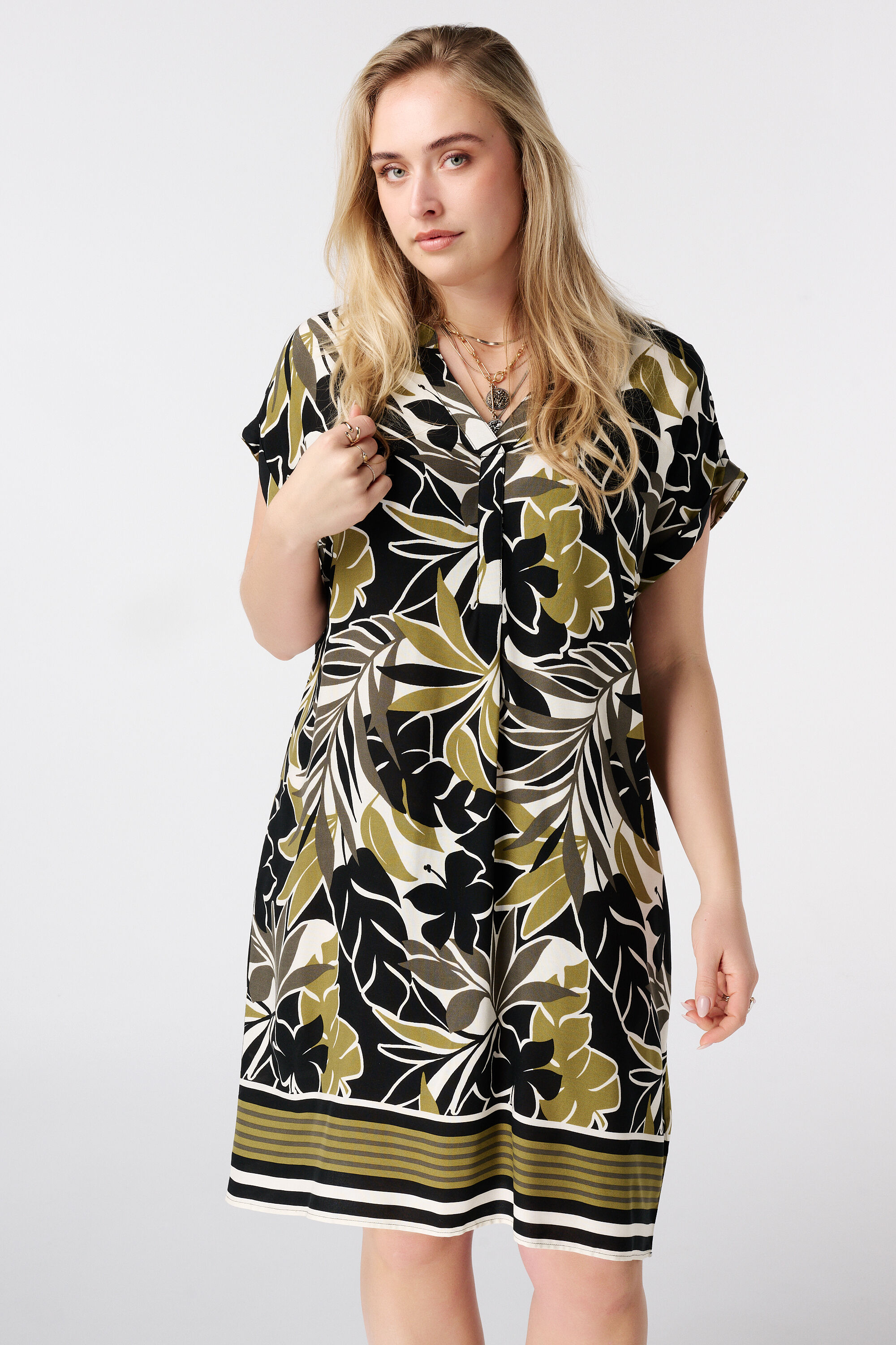 Vestido con escote en V image number 5