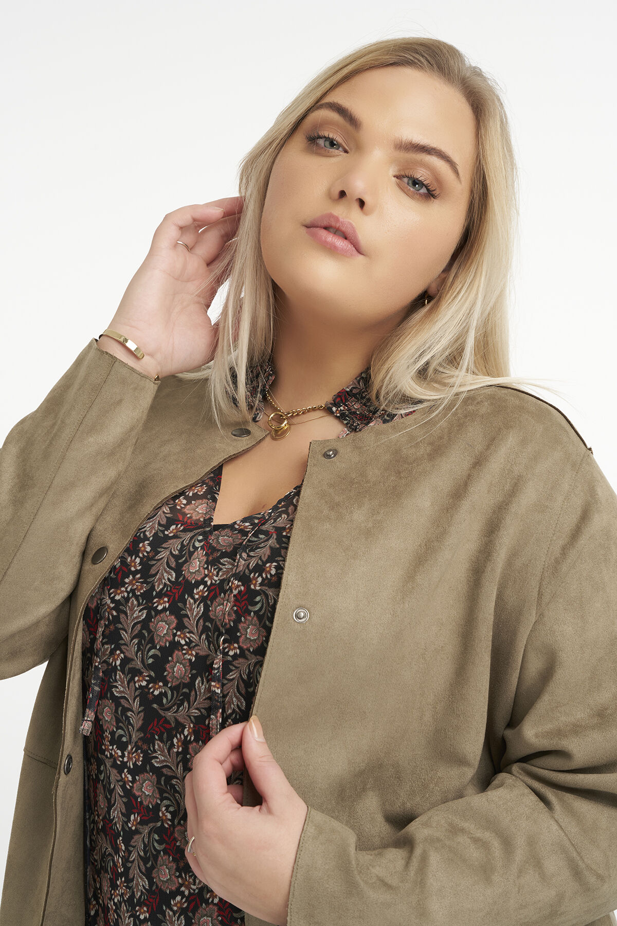 Chaqueta de ante con cuello redondo image number 4