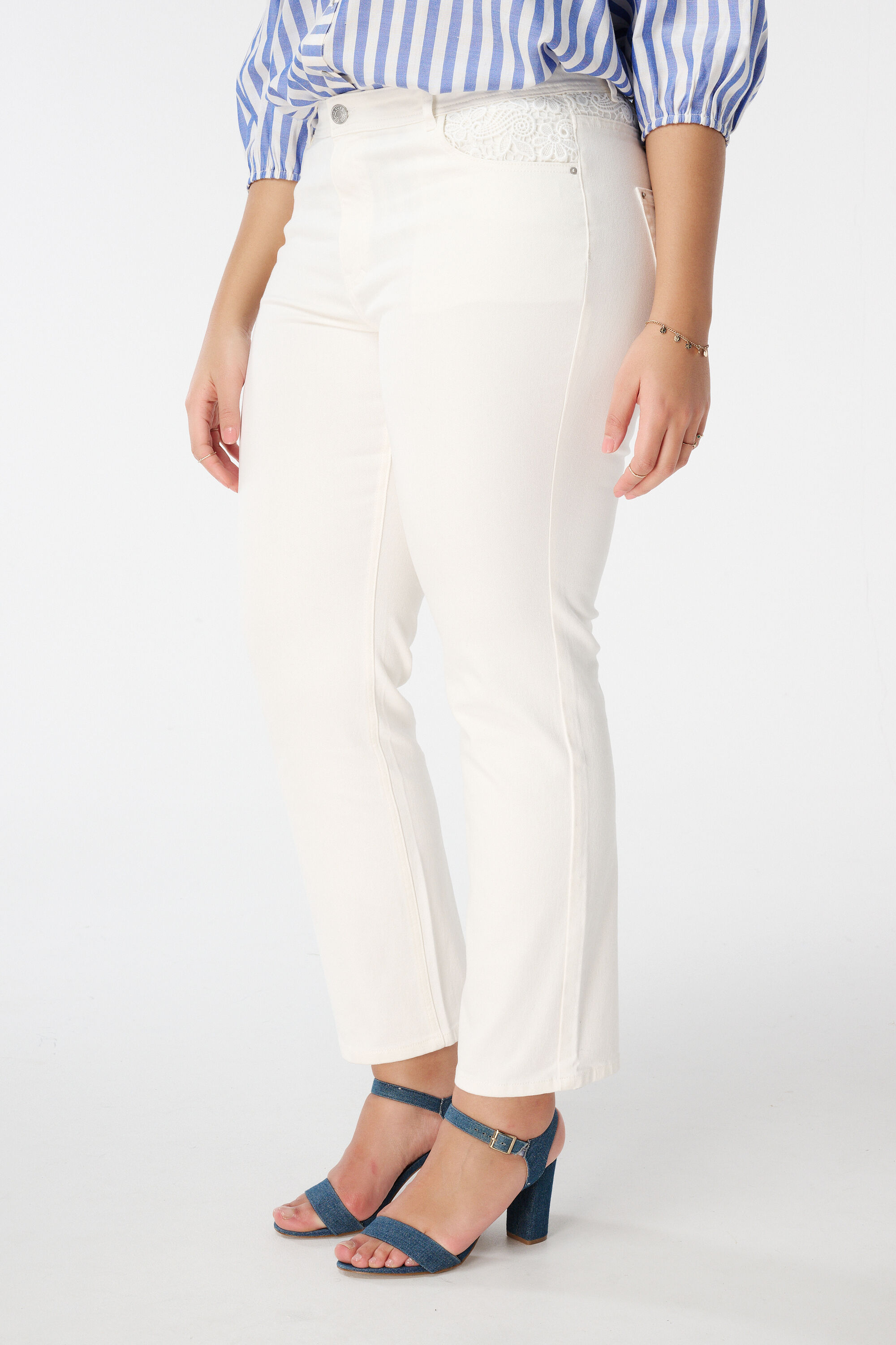 Vaqueros de pernera recta con bordado image number 5