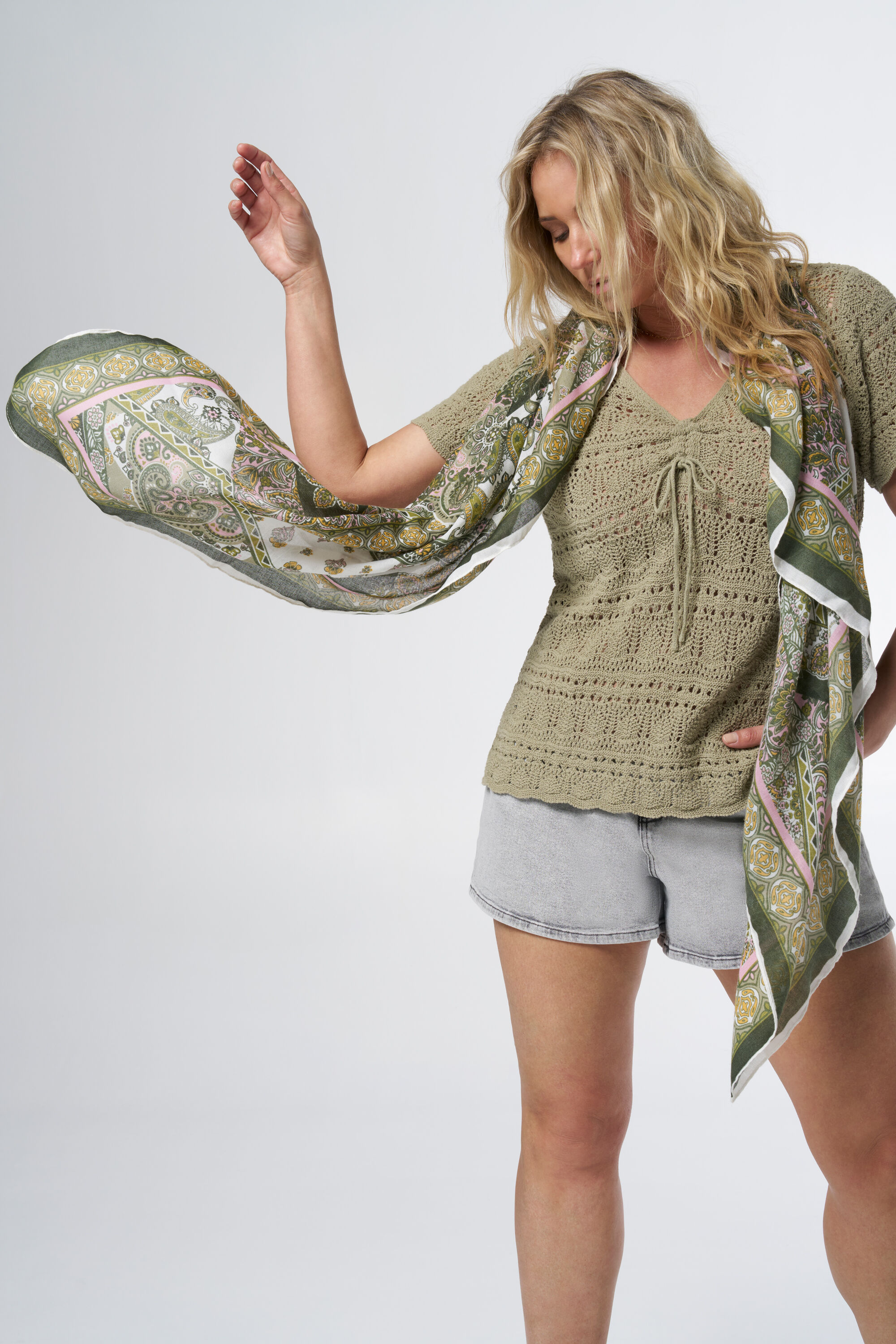 Fular con estampado  image number 2