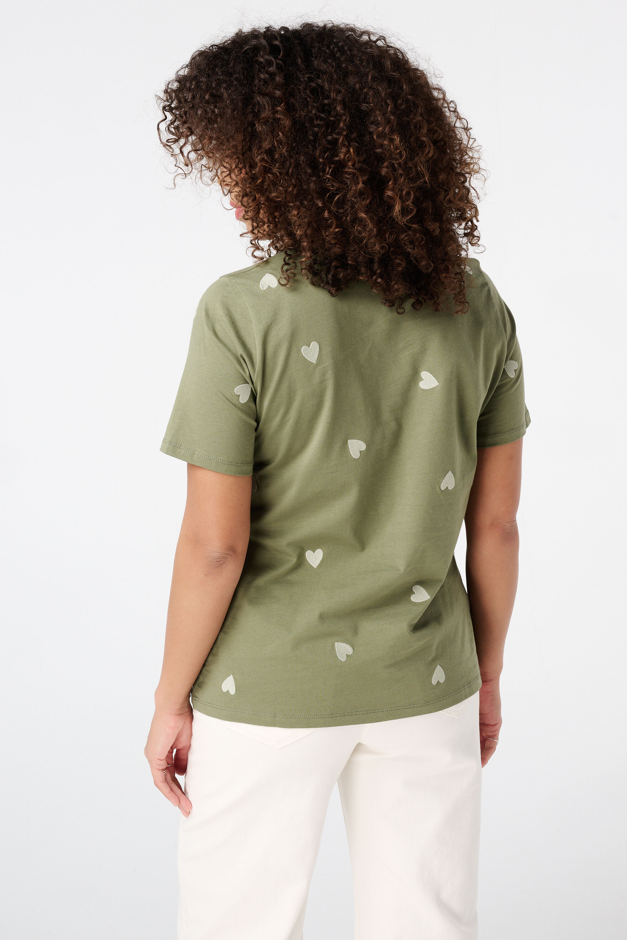 Camiseta con corazones bordados image number 3