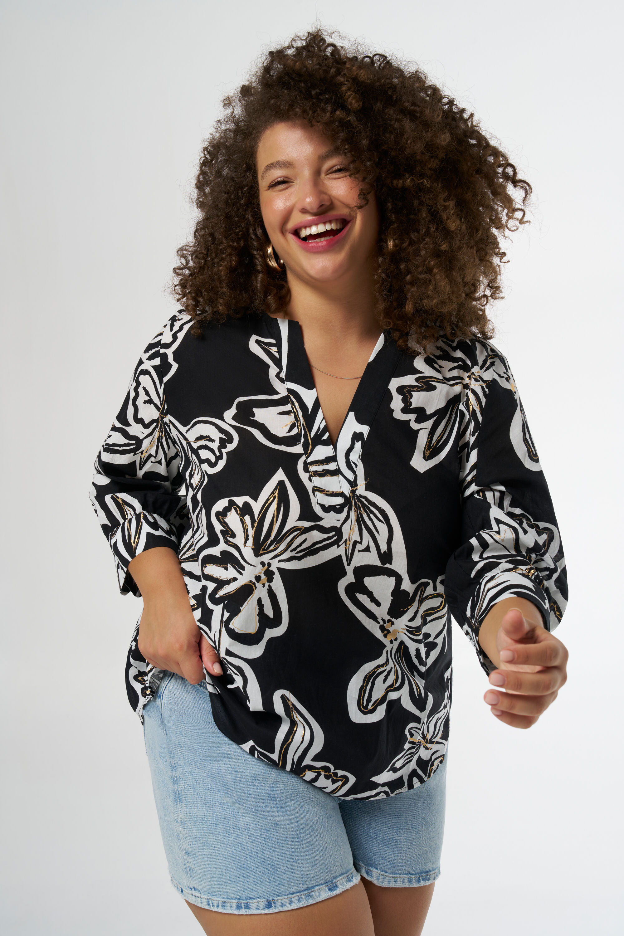 Blusa con un escote en V image number 0