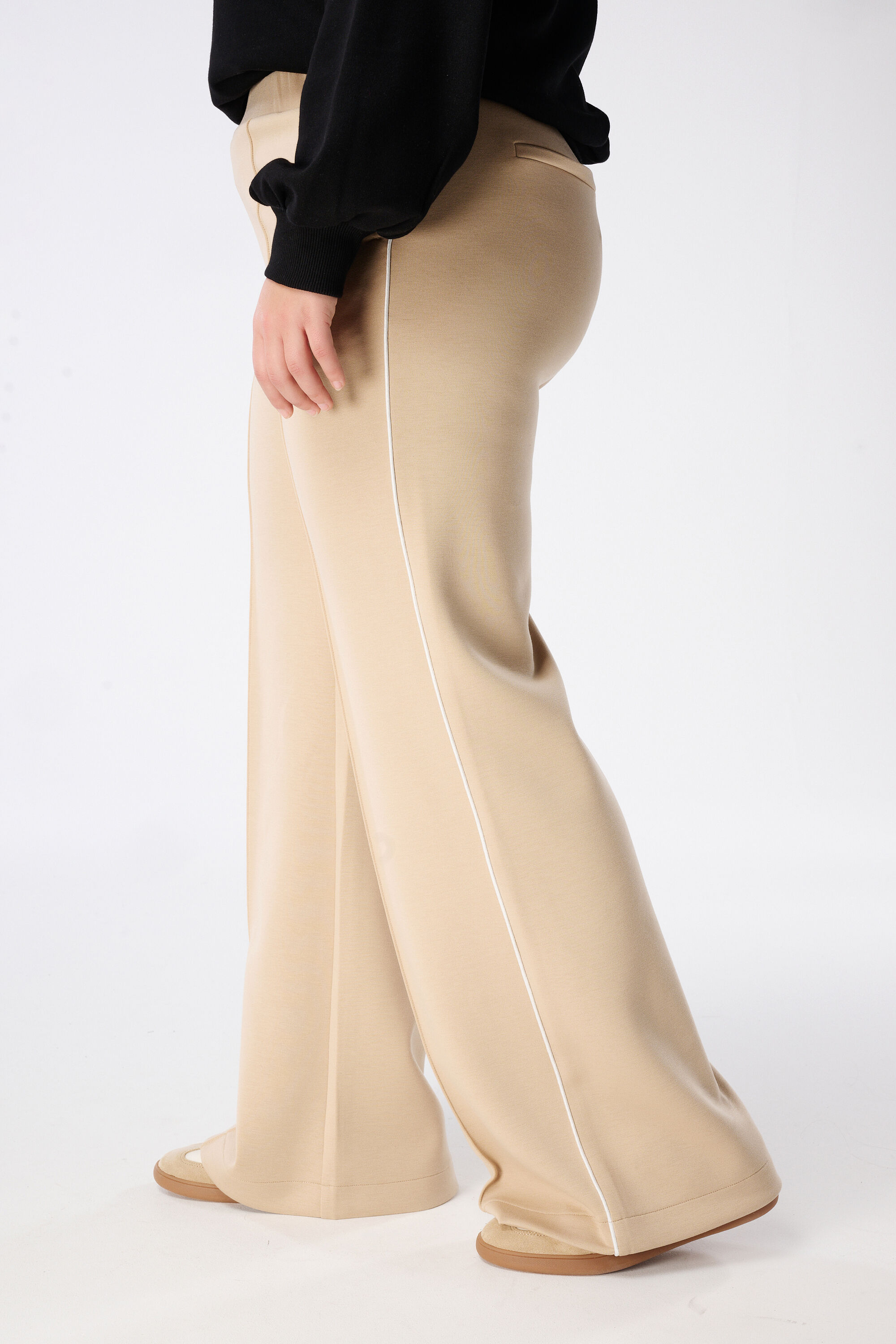 Pantalones de ch&aacute;ndal con raya en contraste image number 5