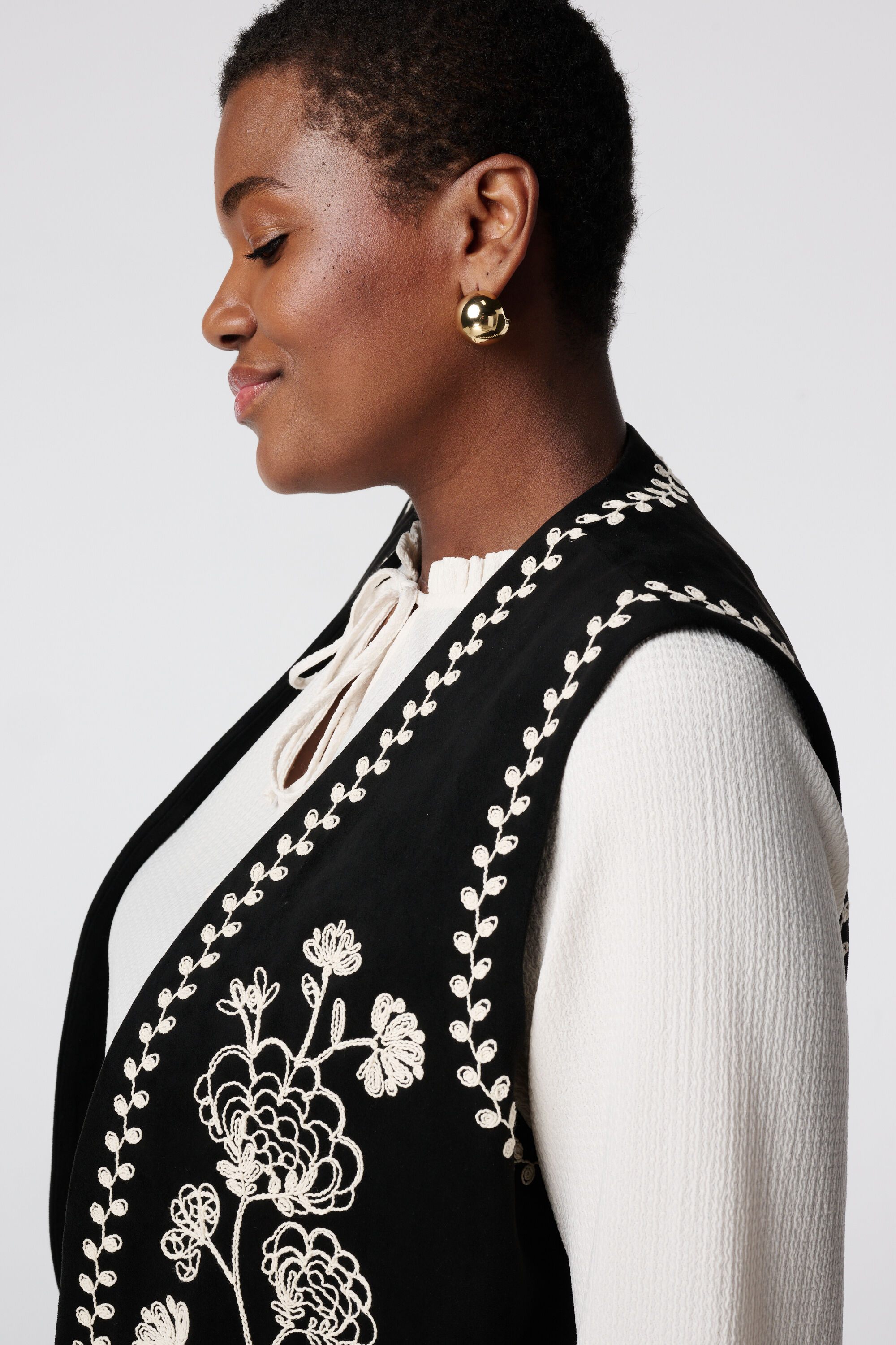 Chaleco de antelina con bordados image number 4