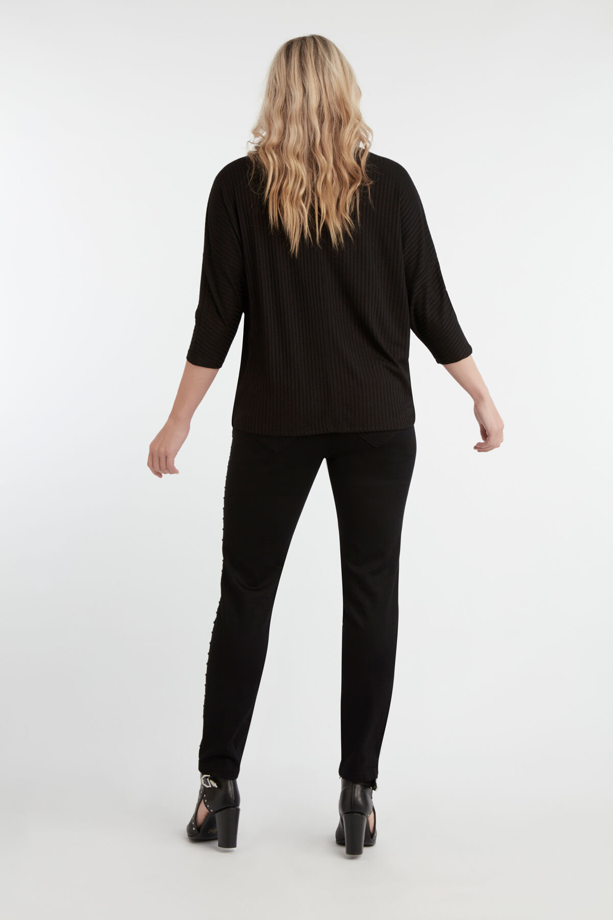 Pantalones con tachuelas de piedra image number 4