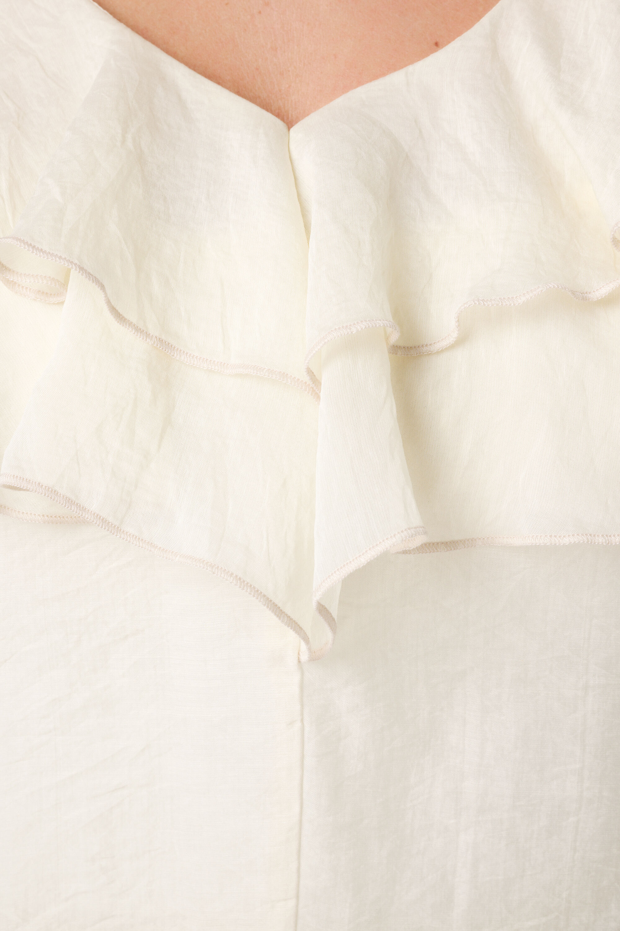 Blusa con volantes y mangas abullonadas image number 6