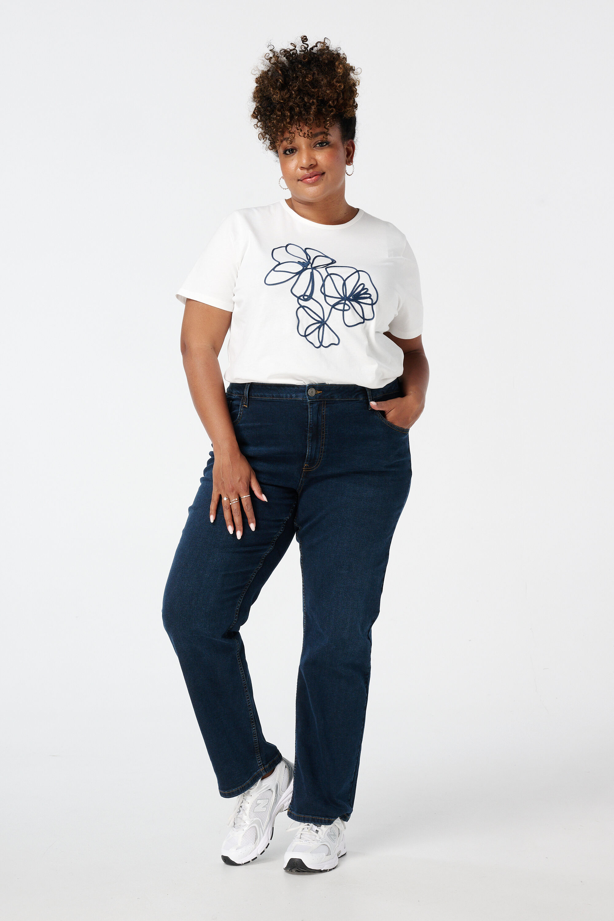 Camiseta con bordado image number 5