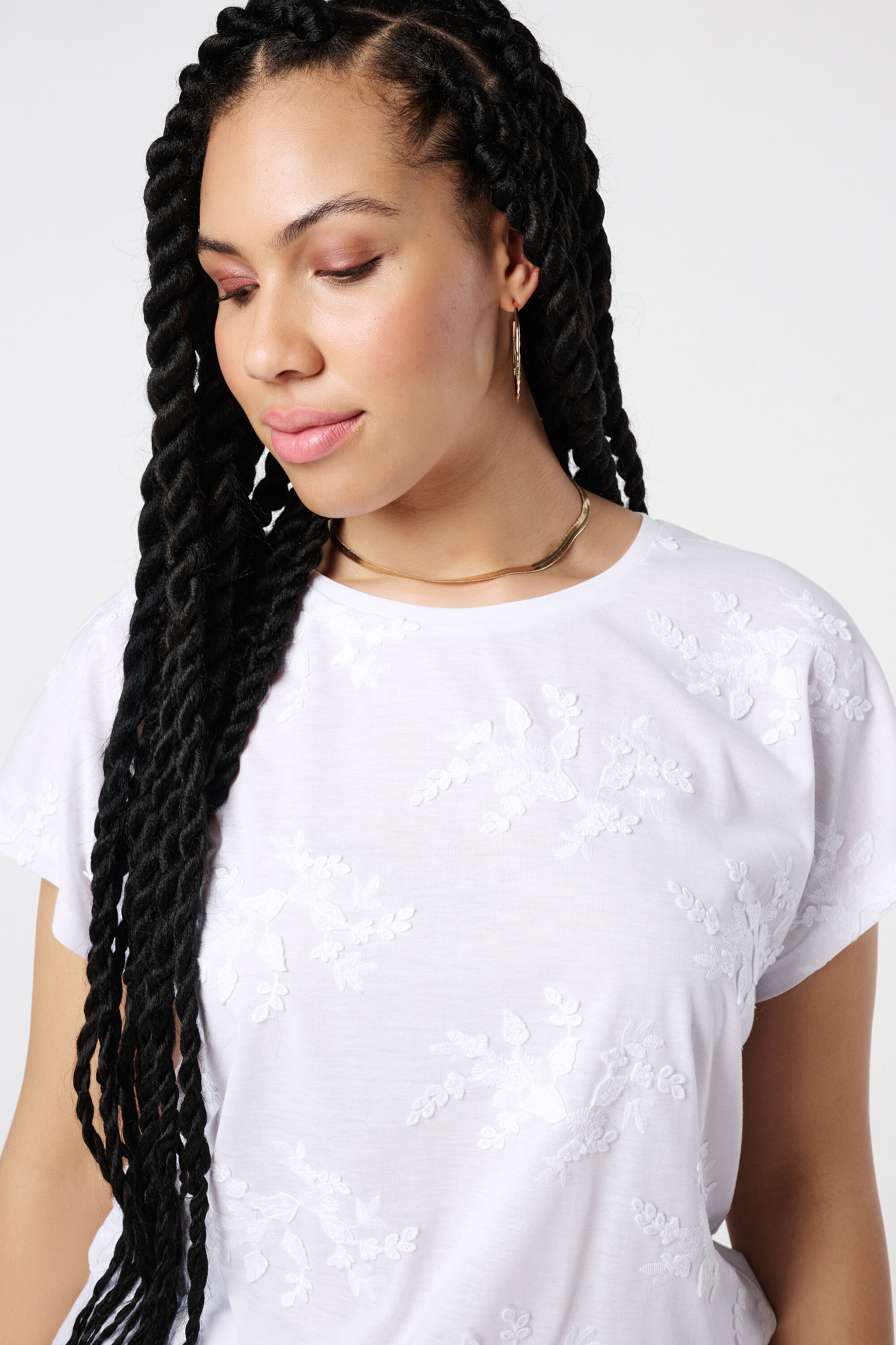 Camiseta con bordado image number 4