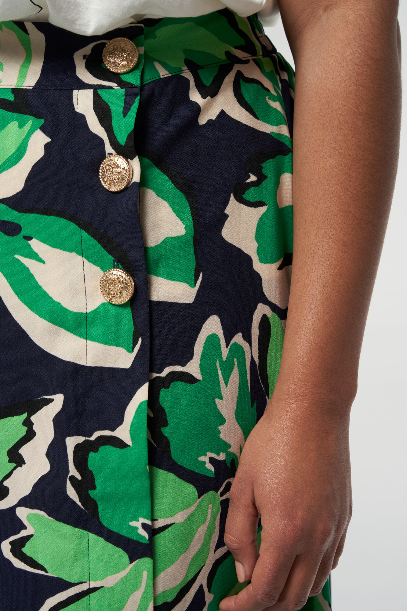 Falda con estampado y botones dorados image number 4