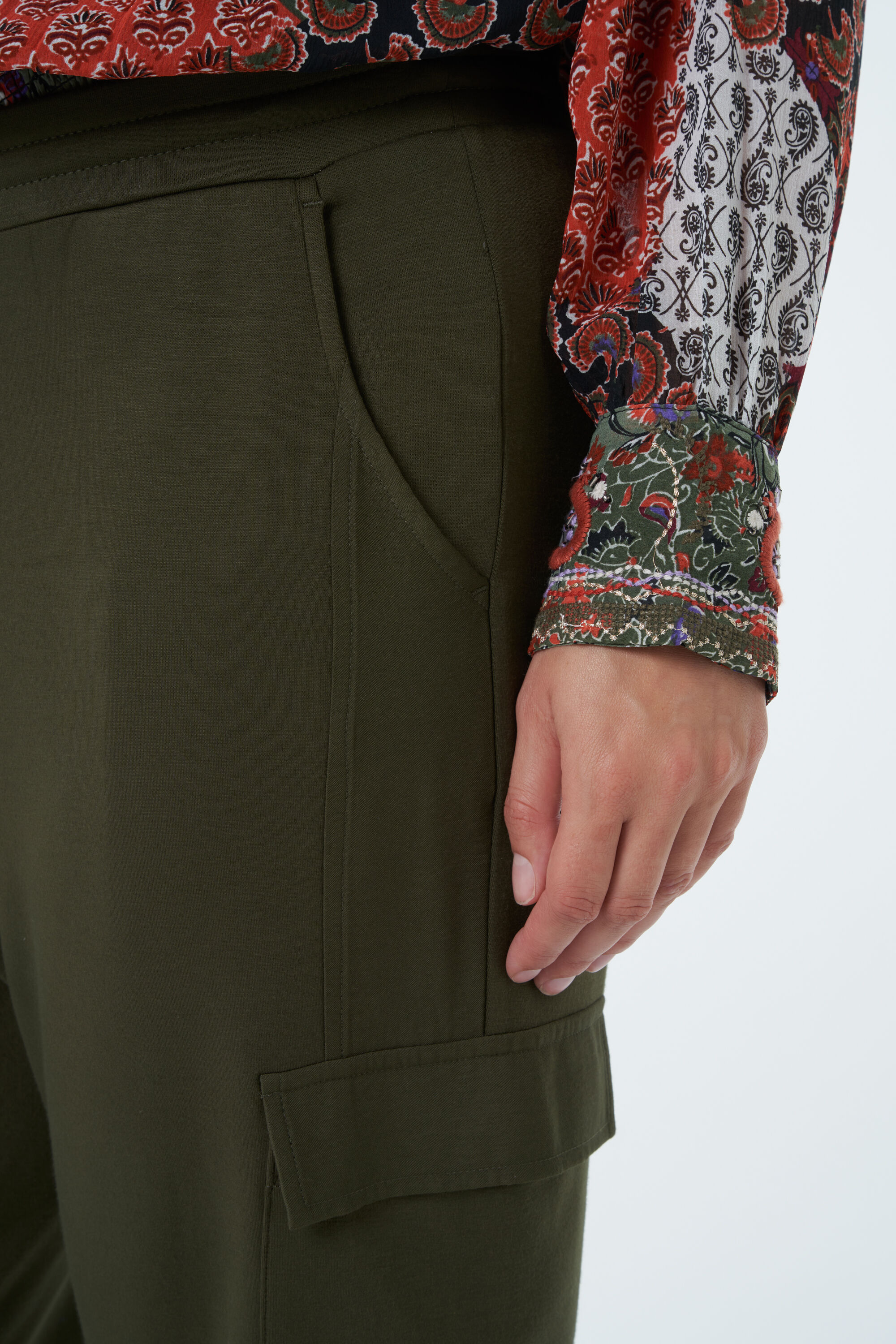 Pantalones tipo cargo con sat&eacute;n image number 5