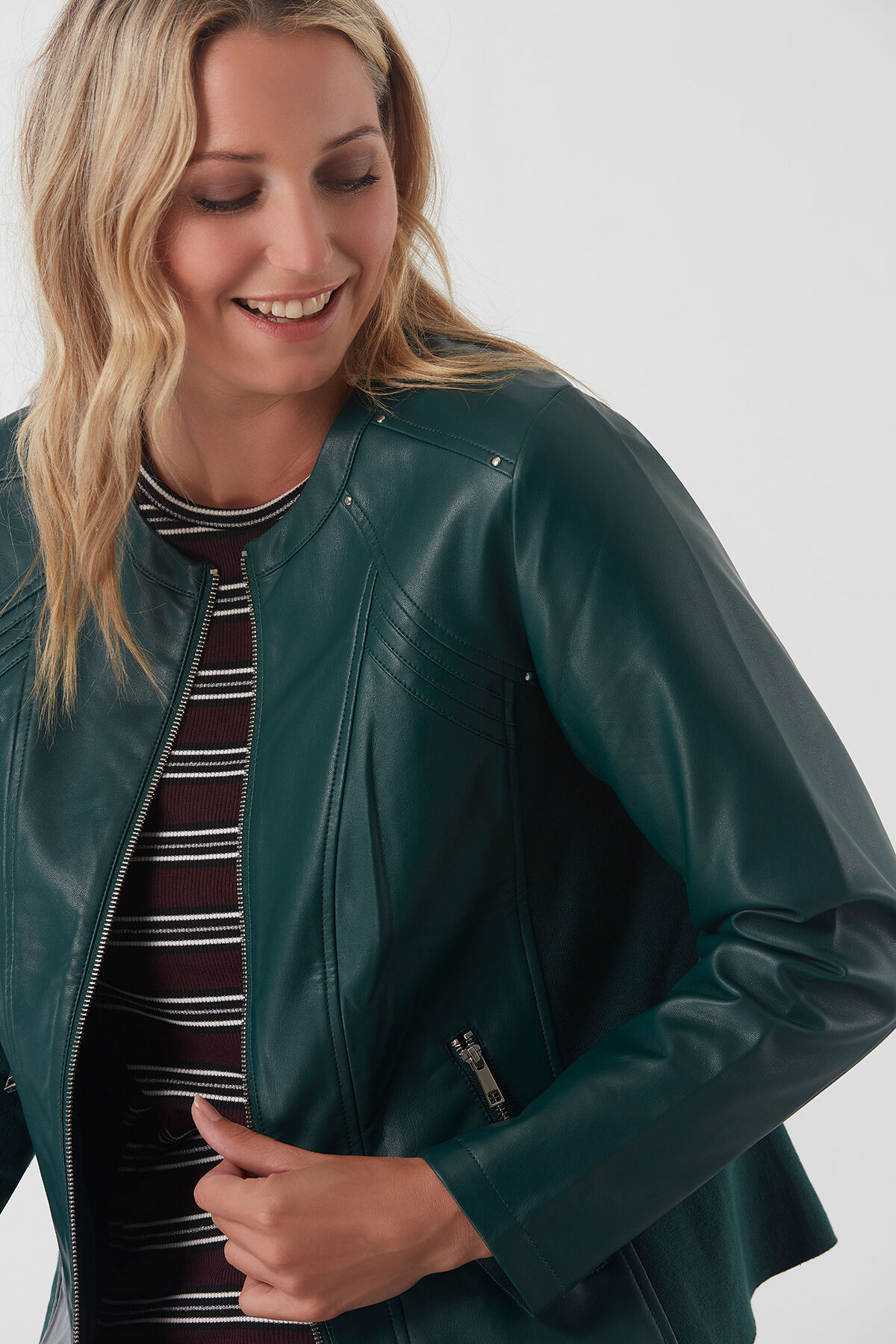 Chaqueta de cuero sint&eacute;tico image number 3