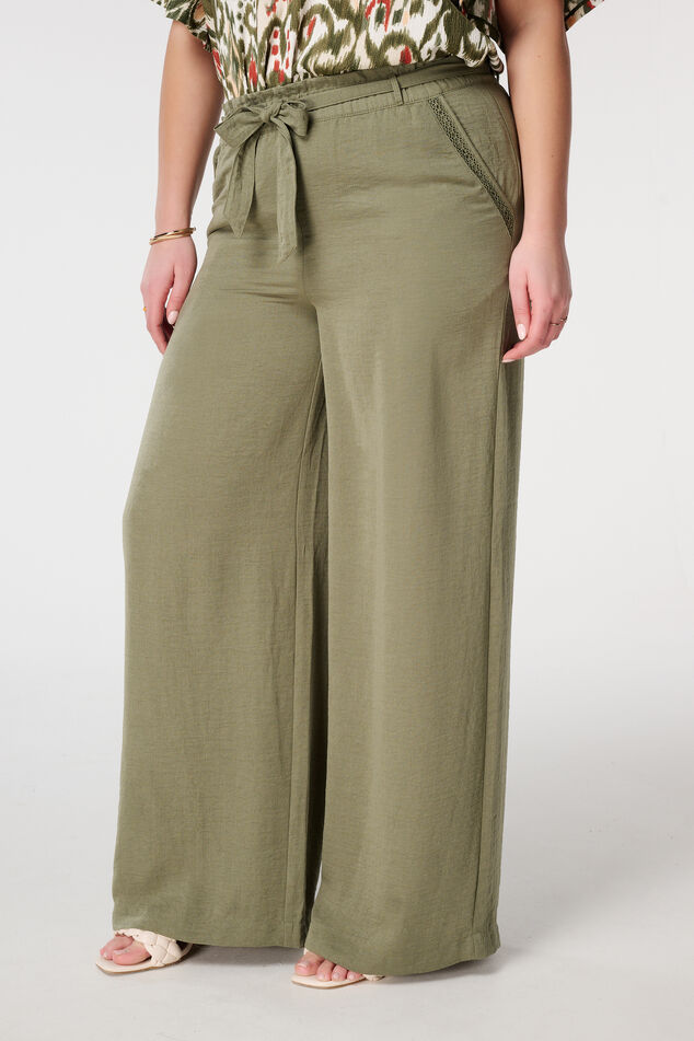 Pantalones con una cintura elástica image number 5